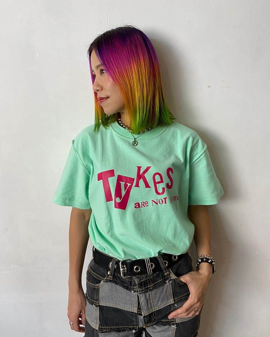 あやぺたのインスタグラム：「Tykes ANARCHY LOGO CLASSIC TEE Color：WHITE,YELLOW,MINT GREEN Size : M,L,XL  これ着てたら無敵になれんちゃうかってくらいかっこいいロゴT！ うちらにルールなんてない！  ボディは裏返しで、左肩には赤チェックのテープにDカン。 これがTykesの一番のばり定番T  受注は7/23までです🫶 プロフィールからリンク飛べます🫶  @tykes_are_not_bored_official」