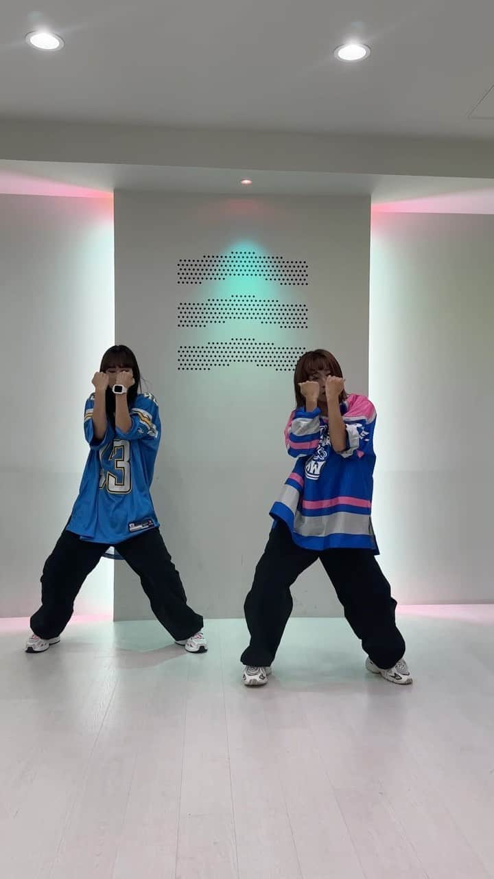 HANAのインスタグラム：「MOVE 🫏♡ choreo / @justjerkjho さん   @momo のソロ💙⚡️ 踊りたくてっ♡ @niconicoyuiko と一緒に覚えたよ🤭  難しかったけど楽しかった〜🫶 @justjerkjho さんのレッスン受けに韓国行きます🇰🇷♡」