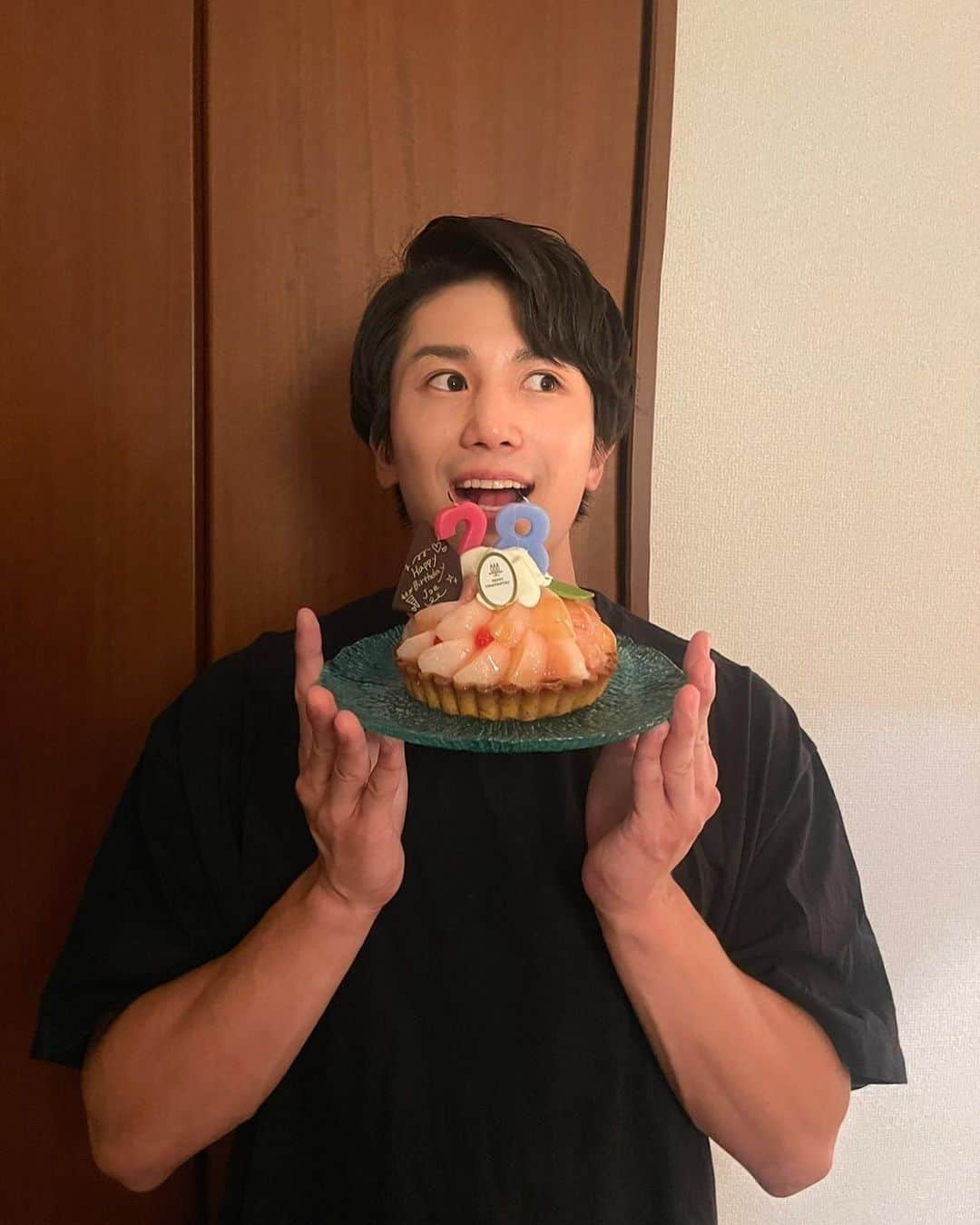 神田穣さんのインスタグラム写真 - (神田穣Instagram)「無事28歳！！  あっという間にこんな歳になりました……🙄笑  そして沢山のメッセージ頂きありがとうございます😭🙏 応援に応えれるように芸能活動頑張ります💪  誕生日当日は沢山の友達に祝って頂き楽しい1日になりました！  2年連続ジャス君🐶とも一緒にすごせました〜🎂」7月22日 20時48分 - joekanda0722