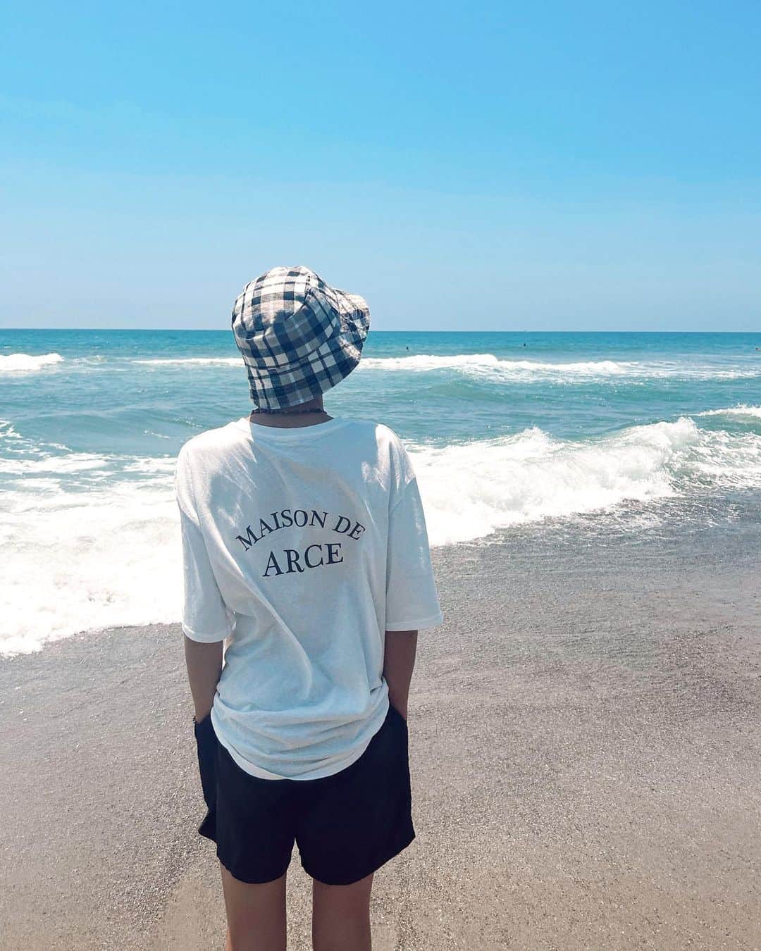 misatoのインスタグラム：「. 𝑀𝑦 𝑠𝑜𝑛👦🏽🤎 ⁡ ⁡ 気づかない間に身長も高く 肩幅も広くなってる長男☺︎ ⁡ ⁡ 身長が伸びたり、足が大きくなったり 喉仏が出てきたりと あちこち成長しているんだけど 謎に成長しているのが“脚力”🦵 ⁡ ⁡ ⁡ 6年生までは、走るのが苦手で 50m走 9秒後半だったのに 中学生になったらなぜか急に早くなって まさかの7秒代、クラスで5番目くらいに 速い人になったらしい🏃‍♂️w ⁡ 人ってそんな急に速くなるものなの⁇🤣 ⁡ ⁡ ⁡ Tops: @pichi__official  Bottoms: @gu_for_all_  Hat: @hm ⁡ ⁡ PICHIのオーバーサイズなロゴT♡ 173cm(推定)の長男にもピッタリ✨ シンプルなロゴとポケットがかわいいよね🖤 ⁡ ⁡ ⁡ ⁡ ⁡ #中学生男子#中学生コーデ#中学生#息子コーデ#中学生ファッション  #海のある生活#ロゴTシャツ#モノトーンコーデ#メンズファッション  #メンズコーデ#12歳」