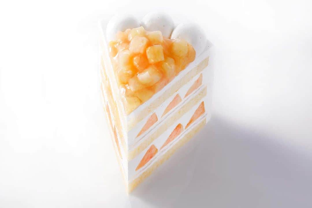 ホテル ニューオータニさんのインスタグラム写真 - (ホテル ニューオータニInstagram)「【毎月22日は #ショートケーキ の日／The 22nd of every month is Shortcake Day🍰🍑】  Our New Extra Super Peach Shortcake is available for takeout ¥3,942 Quantities are limited! 『新エクストラスーパーピーチショートケーキ』テイクアウト¥3,942  ※数量限定  The "New Extra Super Series" is the "ultimate shortcake" created by Executive Chef Shinsuke Nakajima, he uses ingredients carefully selected from all over Japan making the best use of seasonal fruits.  Peach is in season, but only available for a short time. In our Super Extra series peach is sold for the shortest period during the yearly series. Act quickly it is only available for a limited time.  Each piece is lovingly crafted with a whole Japanese peach, which boasts a sweetness level of over 13 degrees sugar content, and is topped with a kudzu dusted peach, allowing you to fully enjoy all the natural sweetness of the peach.  旬のフルーツを美味しく味わうために、総料理長 中島眞介が全国から厳選した素材を使用して作り上げた"究極のショートケーキ"「新エクストラスーパーシリーズ」  今の季節は、毎年シリーズ史上最短の販売期間となる"ピーチ"が、期間限定で登場中です。  糖度13度以上の甘さを誇る国産桃を1ピースにつき約1個丸ごと使用し、トッピングに葛をまとった桃もあわせて、桃本来の甘さを存分にお愉しみいただくことができます。  この機会をお見逃しなくご賞味ください。  For reservations and more information, please check the "Patisserie SATSUKI" page in the "Restaurants" tab of the official hotel website at the URL in @hotelnewotanitokyo's profile🔍.  ◇ご予約・詳細は @hotelnewotanitokyo プロフィールのURLより、ホテル公式ウェブサイト「レストラン」タブ内、「パティスリーSATSUKI」ページをチェック🔍  \\ ショップ機能から直接注文🛍️👆// タグ付けされた商品をタップして、直接購入ページにアクセスできます  Available now and until early August (tentatively) *seasonal and menu items are subject to change without notice due to availability of ingredients.   Reservations and inquiries: Tel. 03-3221-7252 (11:00 - 20:00), direct Patisserie SATSUKI  【期間】8月上旬まで＜予定＞  ※食材の入荷状況等により、期間や内容が予告なく変更となる場合がございます。   ご予約・お問合せ：Tel.03-3221-7252 (11:00～20:00）パティスリーSATSUKI 直通」7月22日 20時49分 - hotelnewotanitokyo