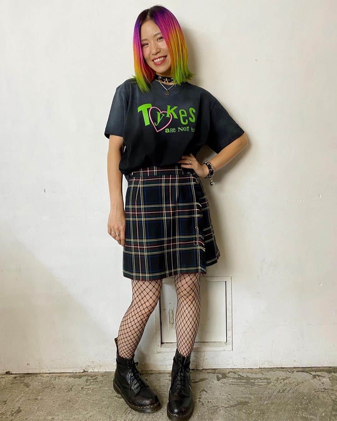 あやぺたのインスタグラム：「Tykes HEART LOGO FADING TEE Color：BLACK Size : M,L,XL  Tykesとして1番初めに出すのはメインロゴ！！ これ着てたら誰も退屈にさせへんで♡  古着のバンドTっぽく、日焼け感を加工で表現してんねん。 ばりおしゃれやろ。  受注は7/23までです🫶 プロフィールからリンク飛べます🫶  @tykes_are_not_bored_official」