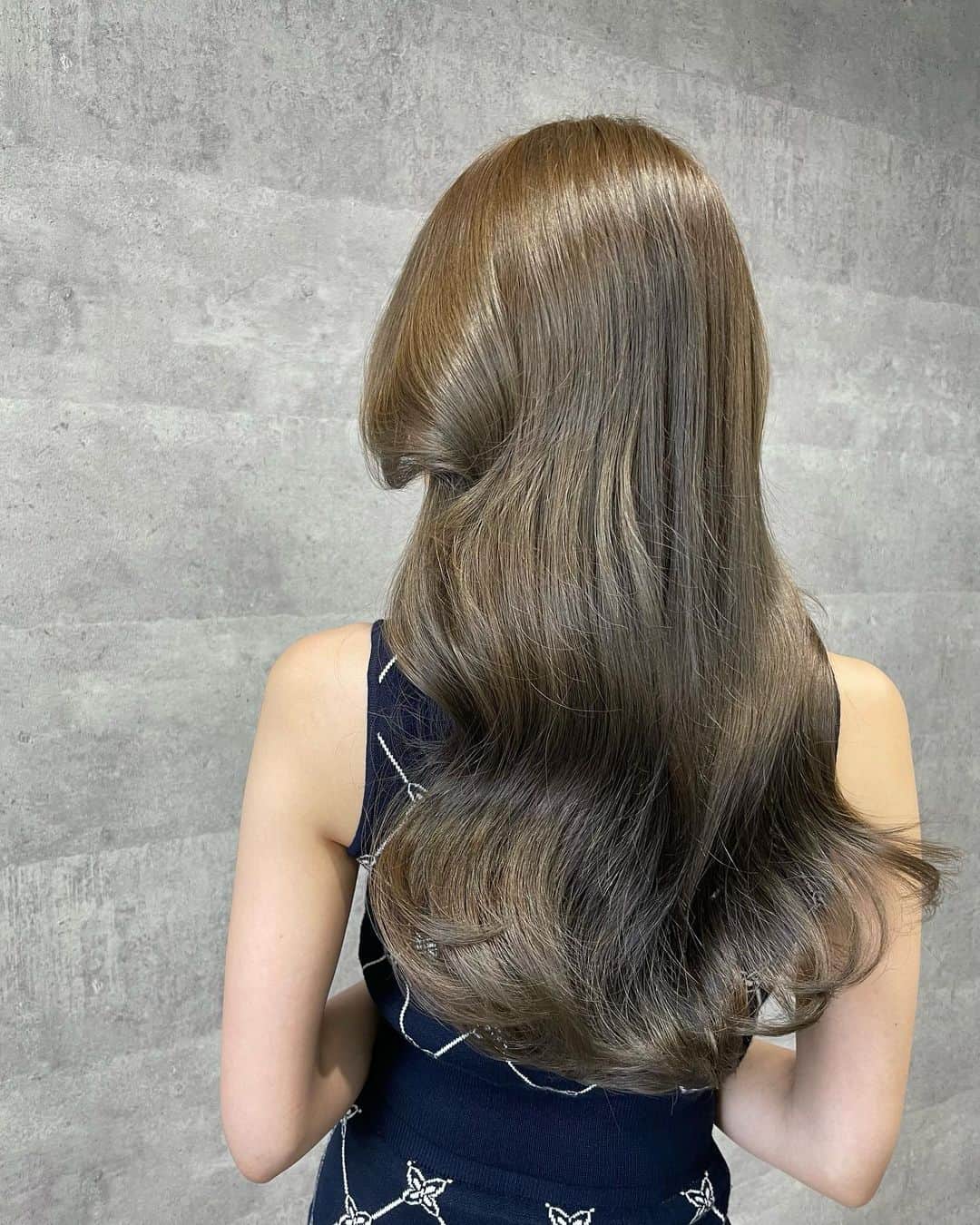 相沢みなみさんのインスタグラム写真 - (相沢みなみInstagram)「This hair color looks different in many angle. Thank you Makoto ;-D . 光の当たり方によって色の見え方が変わるの💎 独特なセンス流石です❤︎ @makoto__kamijo  いつもありがとう✂︎ . #渋谷 #lwis  . #相沢みなみ  #minamiaizawa」7月22日 20時50分 - epoint2016