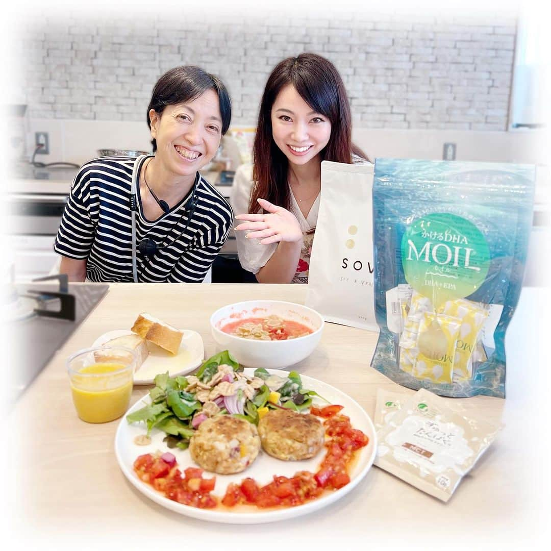 柴本愛沙さんのインスタグラム写真 - (柴本愛沙Instagram)「❤︎ KAGOME“SOVE” x ソヤファームクラブの お料理教室に行ってきました🍅  教えていただいたのは、 日本で初めてヴィーガン料理教室を開いた 庄司いずみ先生！ いままでオンラインで見ていたので 実際に教えていただけて嬉しかったです。  ■メニュー■ 🔅豆腐とsoveのザクザクバーグ 🔅ぎゅっとたんぱくとmoilのドレッシング 🔅ガスパチョ 🔅ぎゅっとタンパクのマンゴープリン  バーグは豆腐と高野豆腐のＷ使い！ soveのザクザク感とお肉のようなモチっと感で 簡単なのにとてもおいしかった🧆 タンパク質たっぷりでお腹にたまるしヘルシー。  そのほか、夏に積極的に摂りたい 抗酸化作用があるトマトをふんだんに使っているので 食べて紫外線対策になるのが嬉しいですね！ また家で作りたいと思います🥣   #料理教室 #料理教室東京 #ソヤファームクラブ #ソヤファームクラブアンバサダー #SOVE #SOVEシリアル #カゴメ #SOVESFC #庄司いずみ #ビーガン料理 #ぎゅっとたんぱくナチュラル #MOIL #ヘルシー料理 #ヘルシー料理教室 #豆腐ハンバーグ」7月22日 20時50分 - aisa_shibamoto