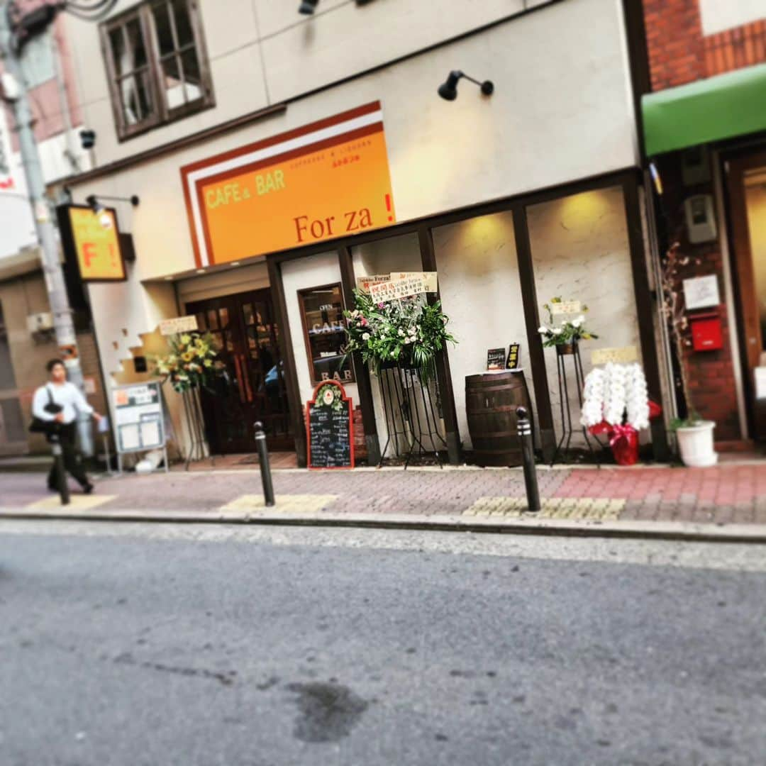 風麻さんのインスタグラム写真 - (風麻Instagram)「【ふらっと備忘録】07 Cafe&Bar Forza！(ふぉるつぁ!) 大阪府大阪市中央区東心斎橋１丁目４−３０ 070-9092-9740  https://g.co/kgs/UaF9Nq  知り合いのお店がグランドオープンしたので、取り急ぎ寄ってきました！ドリンクがお安いし、こだわりがあり美味しいです。  何より店主さんが爽やかで素敵な人です😄👍  バーであまり見ないお酒などもお安く飲めるので、日替わりハイボールはかかせない。 サングリアも美味しかったです😄  お昼から空いていてランチも素敵。 短い時間しか居れませんでしたが、今度はフードを食べたいです。  隣の席の方のフードがどれもめちゃめちゃ美味しそうだったので！ホントに！食べに行こう！ 第2弾載せます。  ミナミ、長堀の穴場です。 近い方、通られた方は是非。 隠れ家にできる2階もあり、喫煙可能です。  #ふらっと備忘録 #cafe&bar_forza #ふぉるつぁ#レストラン#長堀橋駅 #東心斎橋 #ランチ #ランチ巡り  #バー #bar  #bar時間 #ミナミバー #店主さんが素敵 #MEO対策 #関係ない #備忘録 #むらかみ #風麻」7月22日 20時57分 - fumadora002