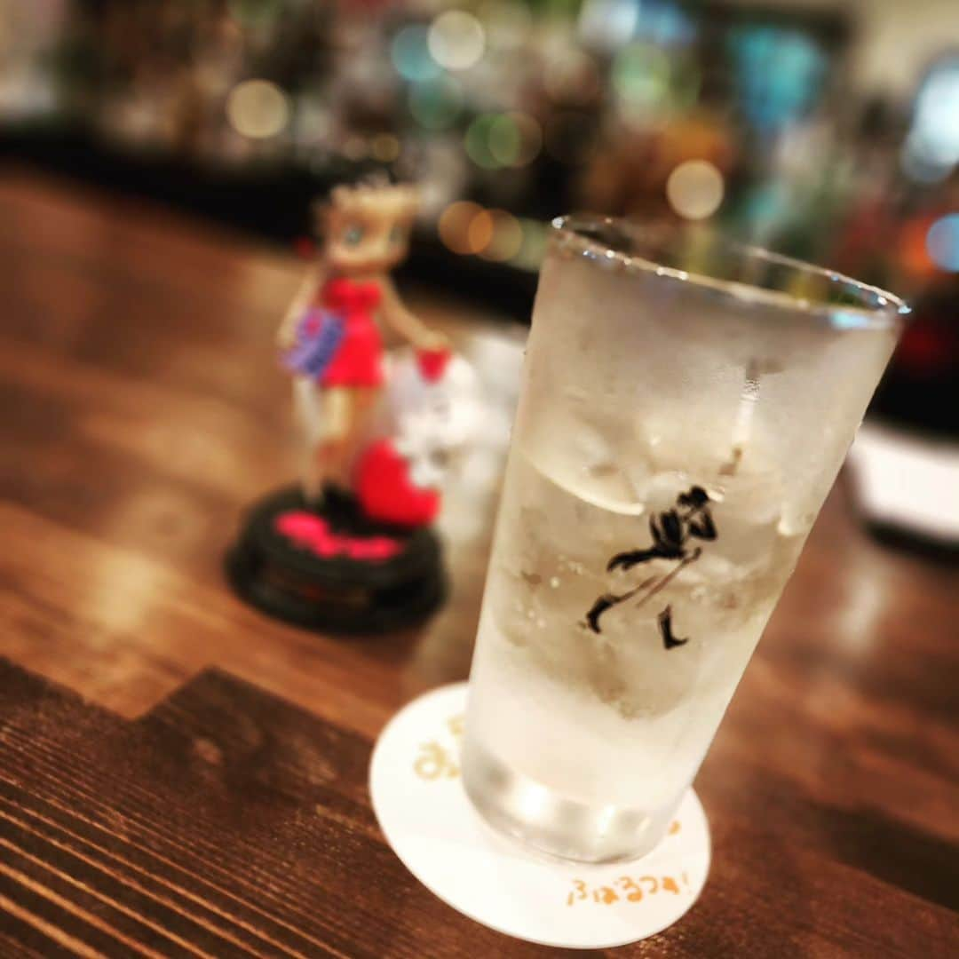 風麻のインスタグラム：「【ふらっと備忘録】07 Cafe&Bar Forza！(ふぉるつぁ!) 大阪府大阪市中央区東心斎橋１丁目４−３０ 070-9092-9740  https://g.co/kgs/UaF9Nq  知り合いのお店がグランドオープンしたので、取り急ぎ寄ってきました！ドリンクがお安いし、こだわりがあり美味しいです。  何より店主さんが爽やかで素敵な人です😄👍  バーであまり見ないお酒などもお安く飲めるので、日替わりハイボールはかかせない。 サングリアも美味しかったです😄  お昼から空いていてランチも素敵。 短い時間しか居れませんでしたが、今度はフードを食べたいです。  隣の席の方のフードがどれもめちゃめちゃ美味しそうだったので！ホントに！食べに行こう！ 第2弾載せます。  ミナミ、長堀の穴場です。 近い方、通られた方は是非。 隠れ家にできる2階もあり、喫煙可能です。  #ふらっと備忘録 #cafe&bar_forza #ふぉるつぁ#レストラン#長堀橋駅 #東心斎橋 #ランチ #ランチ巡り  #バー #bar  #bar時間 #ミナミバー #店主さんが素敵 #MEO対策 #関係ない #備忘録 #むらかみ #風麻」