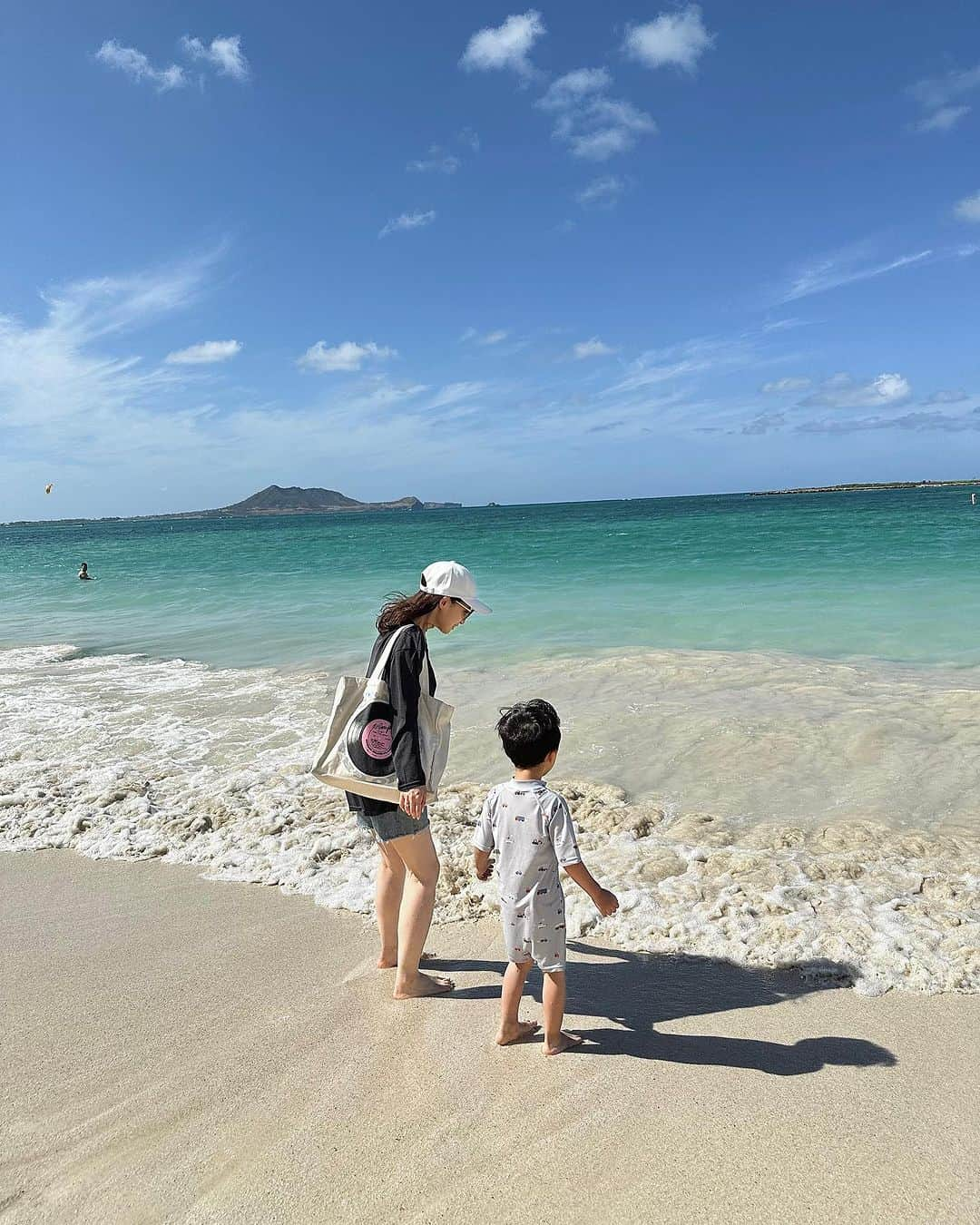 青木育日さんのインスタグラム写真 - (青木育日Instagram)「🌊 ⁡ 子供と過ごすビーチは 夕暮れ前でもロマンチックとは程遠く。笑 ゲラゲラ笑ってとびきり楽しかった💙 ⁡ また皆で見たい景色ができたし、 もっと色んな素晴らしい風景を一緒に見たい🌏✨ ⁡ ⁡ #beach #nofilter #男の子ママ #子連れ旅行 #4歳男の子」7月22日 20時52分 - ikuhiaoki