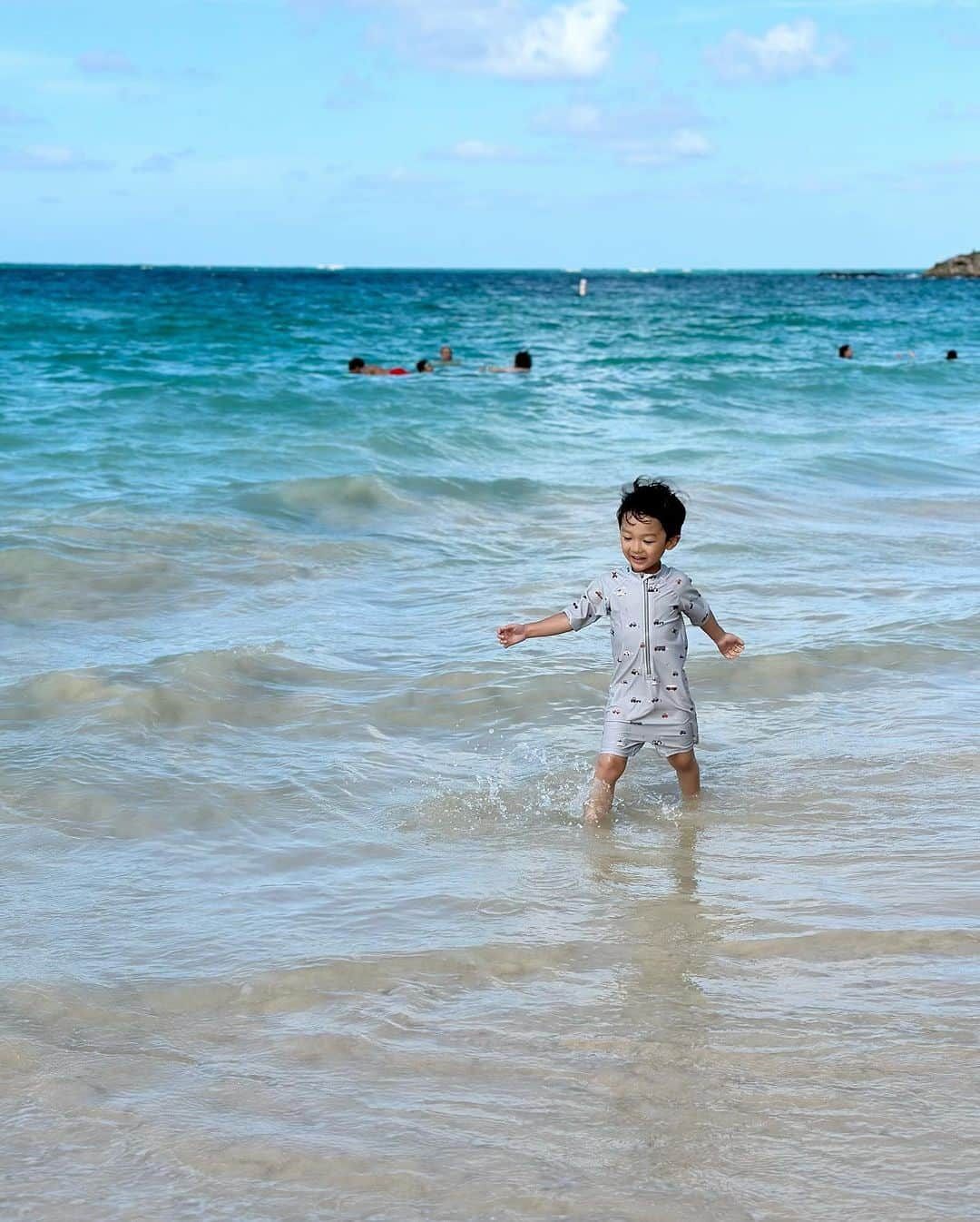 青木育日さんのインスタグラム写真 - (青木育日Instagram)「🌊 ⁡ 子供と過ごすビーチは 夕暮れ前でもロマンチックとは程遠く。笑 ゲラゲラ笑ってとびきり楽しかった💙 ⁡ また皆で見たい景色ができたし、 もっと色んな素晴らしい風景を一緒に見たい🌏✨ ⁡ ⁡ #beach #nofilter #男の子ママ #子連れ旅行 #4歳男の子」7月22日 20時52分 - ikuhiaoki