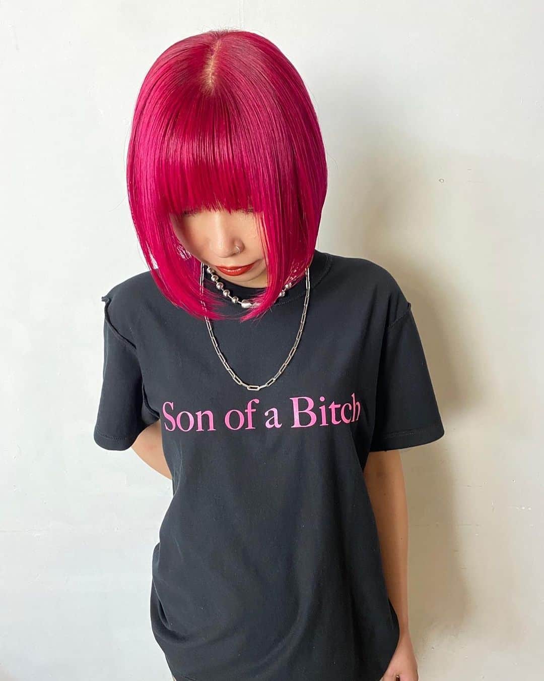 あやぺたのインスタグラム：「Son of a Bitch CLASSIC TEE Color：BLACK Size : M,L,XL Price : 5,800yen(+tax)  ろくでなしで何が悪いねん！ クソ野郎になっても胸張って生きていけるTシャツ！  ボディは裏返しで、左肩には赤チェックのテープにDカン。 これがTykesの一番のばり定番T  受注は7/23までです🫶 プロフィールからリンク飛べます🫶  @tykes_are_not_bored_official」