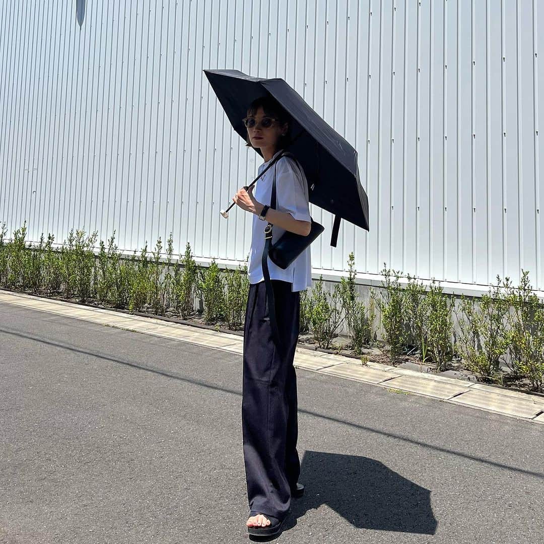 MATSUIRIHOさんのインスタグラム写真 - (MATSUIRIHOInstagram)「バッグ小さめの私には コンパクトさがありがたすぎる晴雨兼用日傘。 シンプルイズベスト！！ @niftycolors  超〜がつくほどの雨女ですし…笑 一年中大活躍しそうです☀️☂️  他のタイプのスマート傘もカラーもあったので、 気になった方は是非🙇🏼‍♀️  ちなみ私の傘遮光６段ミニマムミニ / black / ¥3,630 taxin かなり使えるので推しときます(笑)  楽天 ：https://www.rakuten.co.jp/niftycolors/  Yahoo!ショッピング：https://store.shopping.yahoo.co.jp/niftycolors/  公式オンラインショップ：https://niftycolors.stores.jp  #150cmコーデ #低身長コーデ #バッグの中身 #ニフティカラーズ #niftycolors #傘 #可愛い傘 #おしゃれ傘 #雑貨 #かわいい雑貨 #おしゃれ雑貨 #ニフティカラーズといっしょ #whatinmybag #accessory #サングラス #jilsander #uniqlo #gu #モノトーンコーデ #シンプルコーデ」7月22日 20時54分 - rihoo914