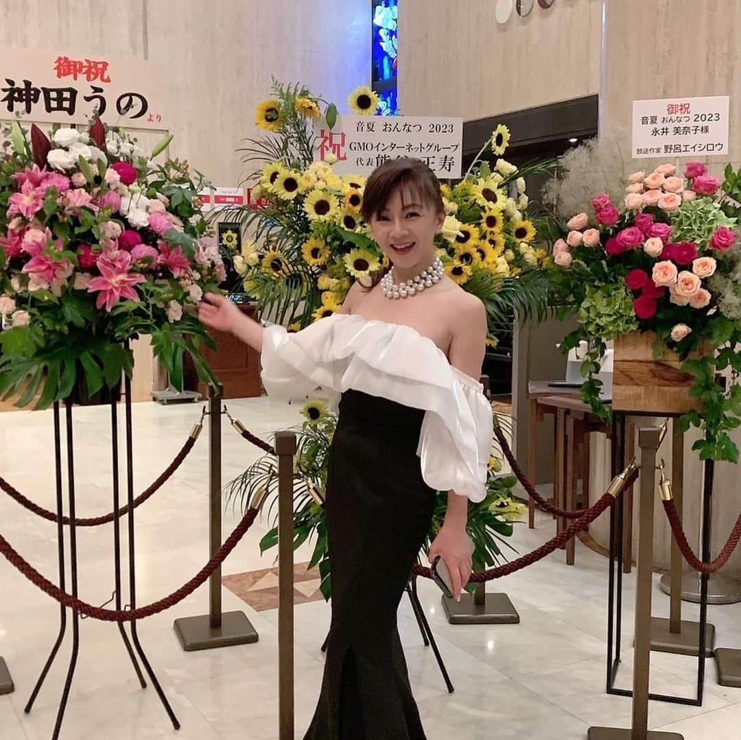 永井美奈子さんのインスタグラム写真 - (永井美奈子Instagram)「🌻 音夏(おんなつ)2023無事終了しました。足を運んでくださった皆さま心より感謝申し上げます！ 今年は、初めての サントリーホールブルーローズ。  ちゃんとテーブルが届くか、 チケットが売れなかったら、 自分が病気になったら、 出演者キャンセルが出たら、 テーブルクロス頼んだっけ？ 譜めくりは？調律は？照明は？  夜中何度も起きてしまって この3ヶ月は続けて3時間以上は眠れず😅😅😅  万年寝不足、食欲は全く無く 何も食べず気が付けば夕方、 自然に3キロおんなつダイエット🤣🤣🤣  なんでこんなに不安になるんだろう と言う位でしたが、 終わってみれば、 4年目にして、やっと 内容的にも納得できるものに なって来ました。 実は私をはじめ、スタッフも素人集団。 (今年はステマネ阿部さんと npu山口さんはプロ！)  3年かけて、皆んな凄く成長していて、 スタッフに助けられて、 やっとここまで来ました。 本当に素晴らしいスタッフです😭😭😭  まだまだ、発展途上の私達ですが、 他のコンサートとは明らかに違う物を お届け出来ていると確信しています。  アーカイブ配信もあるので、 ちょっと覗いてみて下さいください。 https://t.pia.jp/pia/ticketInformation.do?eventCd=2315172&rlsCd=002  打ち上げはいつものように音楽堂、 そう、ブルーローズに 会場は移りましたが、 配信スタッフ音楽堂の仲間なんです！ 見回せば全員年下🤣🤣🤣 それでも、 一番私が頼りないので みんな助けてくれてありがとう！  来年も打ち上げで 美味しいお酒飲もうね！  #おんなつ2023  #音大生応援  #クラシック音楽好きな人と繋がりたい」7月22日 20時57分 - nagaiminako.com375