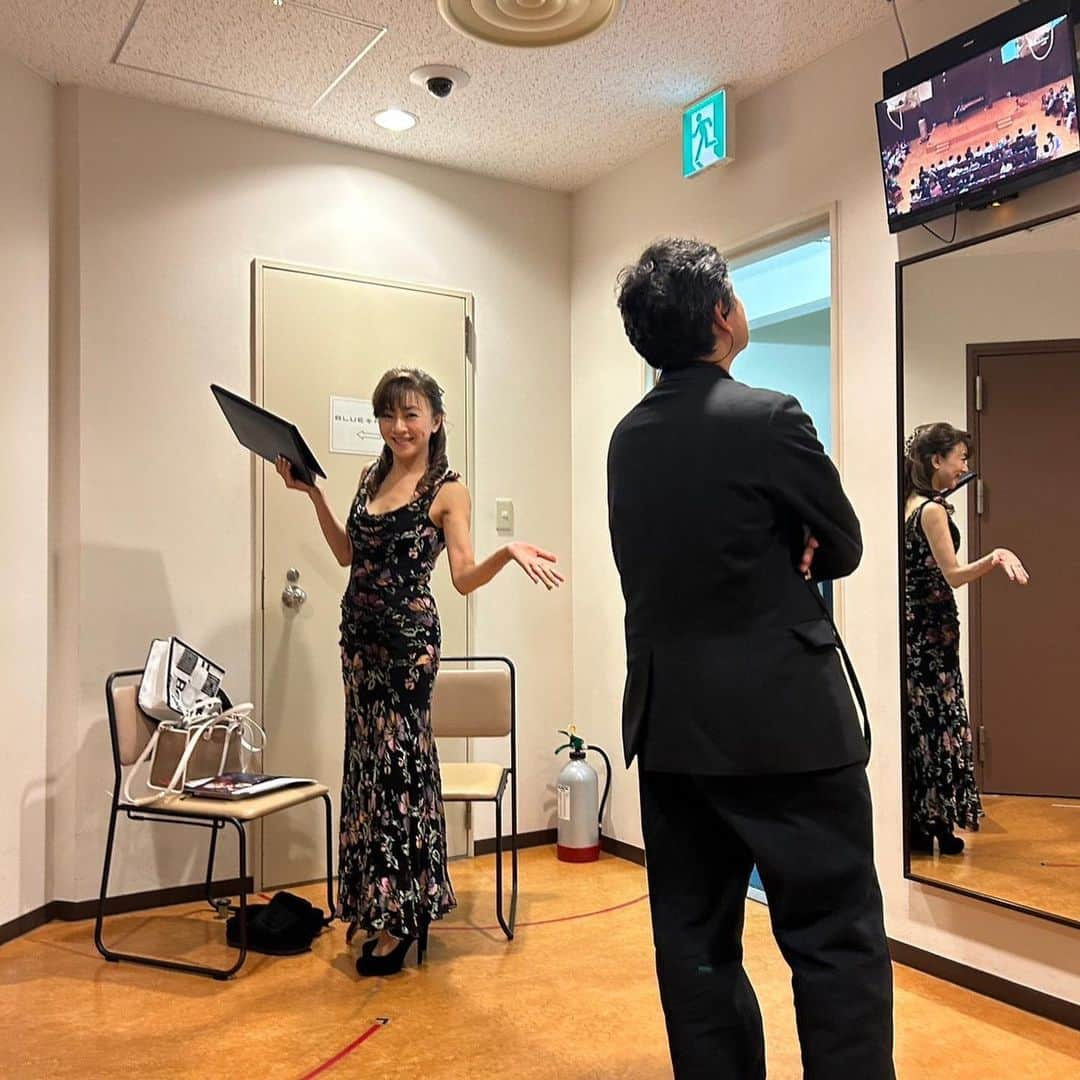 永井美奈子さんのインスタグラム写真 - (永井美奈子Instagram)「🌻 音夏(おんなつ)2023無事終了しました。足を運んでくださった皆さま心より感謝申し上げます！ 今年は、初めての サントリーホールブルーローズ。  ちゃんとテーブルが届くか、 チケットが売れなかったら、 自分が病気になったら、 出演者キャンセルが出たら、 テーブルクロス頼んだっけ？ 譜めくりは？調律は？照明は？  夜中何度も起きてしまって この3ヶ月は続けて3時間以上は眠れず😅😅😅  万年寝不足、食欲は全く無く 何も食べず気が付けば夕方、 自然に3キロおんなつダイエット🤣🤣🤣  なんでこんなに不安になるんだろう と言う位でしたが、 終わってみれば、 4年目にして、やっと 内容的にも納得できるものに なって来ました。 実は私をはじめ、スタッフも素人集団。 (今年はステマネ阿部さんと npu山口さんはプロ！)  3年かけて、皆んな凄く成長していて、 スタッフに助けられて、 やっとここまで来ました。 本当に素晴らしいスタッフです😭😭😭  まだまだ、発展途上の私達ですが、 他のコンサートとは明らかに違う物を お届け出来ていると確信しています。  アーカイブ配信もあるので、 ちょっと覗いてみて下さいください。 https://t.pia.jp/pia/ticketInformation.do?eventCd=2315172&rlsCd=002  打ち上げはいつものように音楽堂、 そう、ブルーローズに 会場は移りましたが、 配信スタッフ音楽堂の仲間なんです！ 見回せば全員年下🤣🤣🤣 それでも、 一番私が頼りないので みんな助けてくれてありがとう！  来年も打ち上げで 美味しいお酒飲もうね！  #おんなつ2023  #音大生応援  #クラシック音楽好きな人と繋がりたい」7月22日 20時57分 - nagaiminako.com375