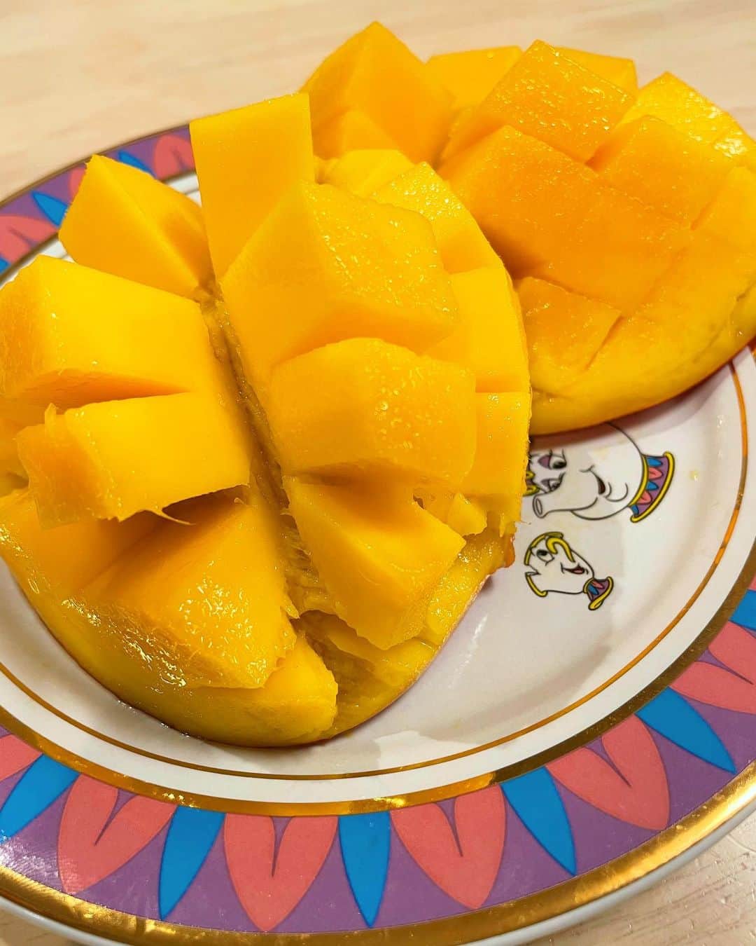 関根麻里さんのインスタグラム写真 - (関根麻里Instagram)「次女がとにかく食べまくる！😆💕 とっても美味しい#宮古島 の#マンゴー  @hikarl_  さんありがとありございます😄✨ #mango #🥭」7月22日 20時58分 - marisekine