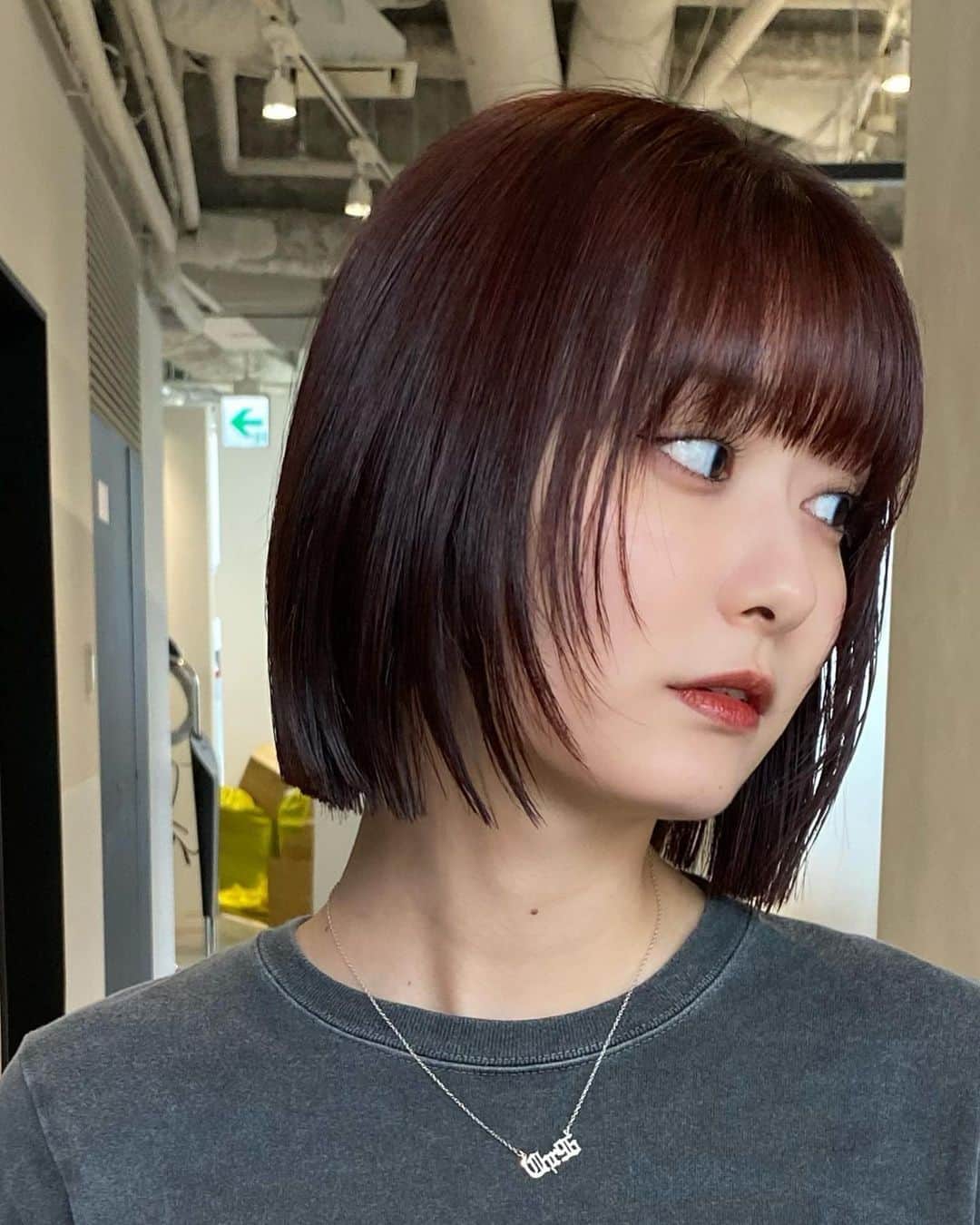 広瀬ちひろのインスタグラム：「ヘアメンテとまつ毛メンテ！ 髪は暑くてばっさりボブに戻して、オレンジと赤の間のカラーに❤️🧡 まつ毛もあげてもらって、暑さに負けず夏頑張れる！ いつもありがとうございます🫶🏻 hair @yuichirokomatsu_  lash lift @r.lash.k.m」