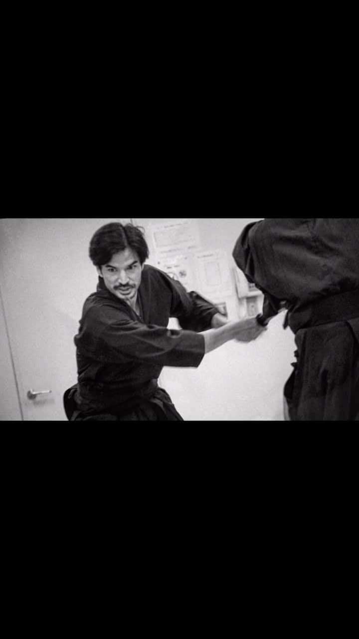 尚玄のインスタグラム：「Sword training with my fellow actors @yoshitoo_kobashigawa.okinawa @kenaoki_chinmujien. Much appreciated! Off to NYC tomorrow.   帰国して一日だけ時間があったので、また小橋川よしとくんに稽古をつけてもらいました。今日は俳優仲間の青木健くん、芳村くん・山本くんも参加。とても有意義な時間を過ごせたことに感謝です。明日からNYへいってきます。  Photos : @officemigi  #Samurai #SwordTraining  #侍 #武士」