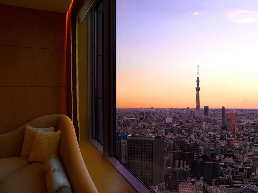 Shangri-La Hotel, Tokyoのインスタグラム：「東京でのロングステイには、4泊目が無料になるお得なご宿泊プランを。⁣ ⁣ お好みのルームタイプをご予約いただき3連泊すると、同客室にて4泊目が無料になるとてもお得なプラン「リンガー・ロンガー」。⁣ ⁣ 長期休暇や東京でのビジネストリップに、優雅な空間で過ごすラグジュアリーなご滞在をお愉しみください。⁣ ⁣ Summer in Tokyo is too hot to miss.⁣ ⁣ Plan for a memorable summer stay in hot and exciting city of Tokyo nnd enjoy a 4-night stay in our finest rooms for the price of 3 nights, with benefits and experiences to fulfill your luxurious stay at Shangri-La Tokyo.⁣ ⁣ #FindYourShangrila #shangrilacircle #myshangrila #shangrilahotels #shangrila #shangrilatokyo #tokyotravel #tokyotrip #tokyostation #シャングリラ #シャングリラ東京 #シャングリラサークル #東京駅 #丸の内 #大手町」