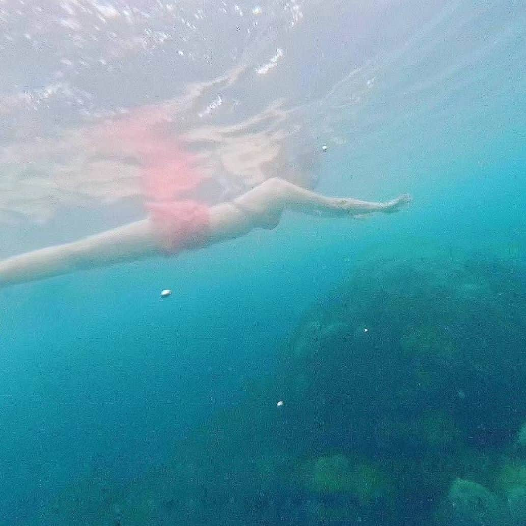 市川みかさんのインスタグラム写真 - (市川みかInstagram)「翌日が雨予報で曇り空だったので、海の中も薄暗くてくすんでいたのが残念です。  この日の気温もさほど高くはなく、所々ひんやりした海水と薄暗い海中で、沖に向かうとちょっと怖かったです。 海底に遺跡っぽいのが見えたのも怖かったー！😖  たまに射す光の中で、ニモに会えました🐠 鑑賞しているのは楽しいですが、大量に寄ってこられると焦っちゃいました➰笑  海が大好きで、泳ぐのが好きでも、やっぱり快晴のキラキラしている海に限りますね🌊  　 #沖縄 #宮古島 #インギャー #イムギャーマリンガーデン #シュノーケリング #シュノーケル #宮古島ブルー #タビジョ #女子旅 #旅 #旅行 #観光 #国内旅行 #海 #ビーチ #リゾート #japan #okinawa #miyakojimaisland #island #beach #resort #vacation #vacances #trip #travel #tourist #travelgram」7月22日 21時00分 - ichikawa_mika