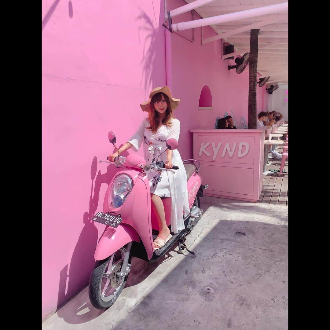 瀬乃ひなたのインスタグラム：「ぴんく🛵🩷 . . 免許は持ってないから後ろに乗せてね😌 . . . . . . . . . . #カフェ　#cafe #かふぇ  #かふぇすたぐらむ #バリ　#baliindonesia #bali #バリカフェ  #バリcafe 　　　#たべすたぐらむ #カフェ好きな人と繋がりたい #カフェ巡り #カフェ活  #カフェスタグラム カフェ  #カフェ時間 #オシャレカフェ #カフェ好きさんと繋がりたい　#ワイのグルメ記録  #スミニャック　#seminyak #seminyakfood #seminyakcafe #旅行　#trip #travel #バリ旅行　#kyndcommunity #たびすたぐらむ #スミニャックカフェ　#スムージーボウル」