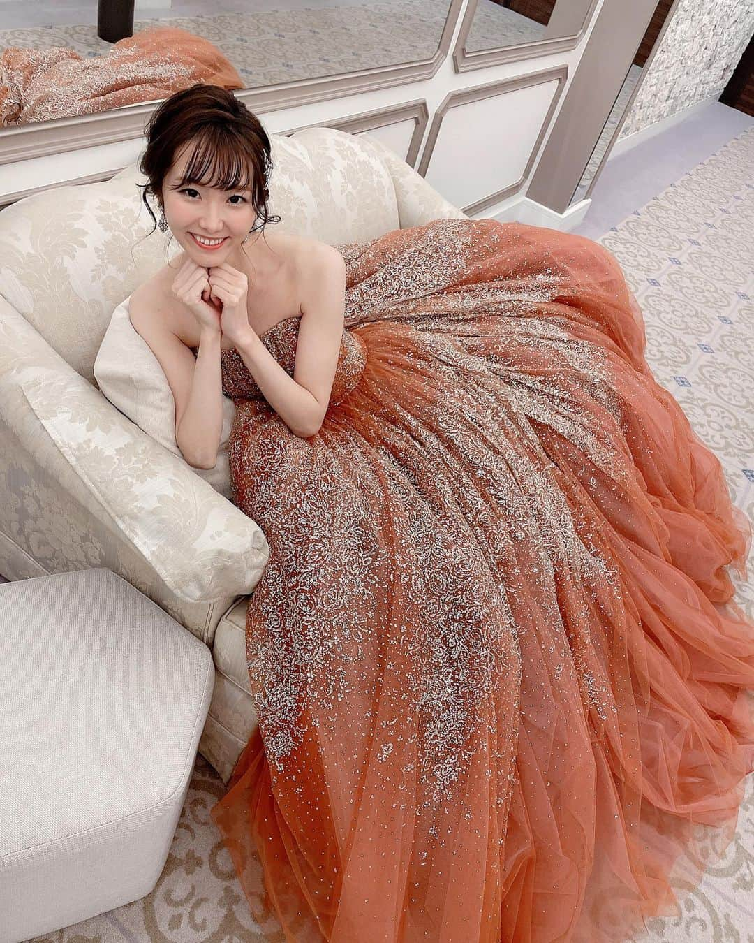 湊月莉子のインスタグラム：「今日はオレンジ色のドレスでした🧡今日もたくさんのプレ花嫁さんに来ていただけて光栄でした☺️少しでもお式の役に立てれば幸いです🌠ブライダルモデルサイコー‼️#ブライダルモデル #ブライダルフォト #式場探し #モデル #モデルさんと繋がりたい #ウェディングモデル #模擬披露宴 #オレンジ色ドレス #ビジュードレス #プリンセスラインドレス #花嫁ヘア #美男美女と繋がりたい #ウェディングドレス #weddingdress」