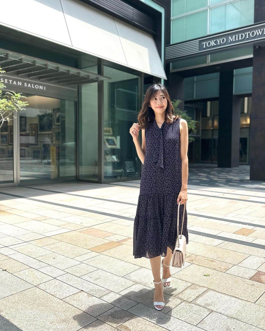 青山美沙子のインスタグラム：「coordinate☺︎˙•° ⁡ ⁡ dress・・ @anayi_official  bag・・ @chanelofficial  shoes・・ @seven_twelve_thirty.official  ⁡ ⁡ ⁡ ⁡ ⁡ 届いてルンルンですぐに着てお出かけしたANAYIのワンピース♡ ⁡ ジョーゼット素材がやわらか〜くて軽やかで夏にぴったり☀️ ⁡ ランダムなドット柄プリント、ドット柄がミニサイズなので派手すぎないのが良い♡ ⁡  ホワイト、ブラック、ネイビーの3色展開で 迷って迷ってネイビーにしました♡ ⁡ ⁡ ⁡ やっぱり可愛くて良いお洋服を着るとシャキッとしてhappyな気分に♡ ⁡ ⁡ ⁡ ⁡ ⁡ 最近ママの真似をしたがる娘👶🏻ྀི この日もバッグを持ちたがって大騒ぎ😇ありがとう〜って言いながら話そうとするもヴゥーッて怒ってなかなか離さない お出かけするのも一苦労です😌 ⁡ ⁡ ⁡ ⁡ ⁡ ______________________________________ ⁡ ⁡ ⁡ #ANAYI#アナイ#大人シンプルコーデ#骨格ナチュラル#アクティブキュート#アクキュ#イエベ春#165cm#165cmコーデ#ママコーデ#ドットワンピース#ドット柄ワンピース#ネイビーコーデ#ワンピースコーデ」