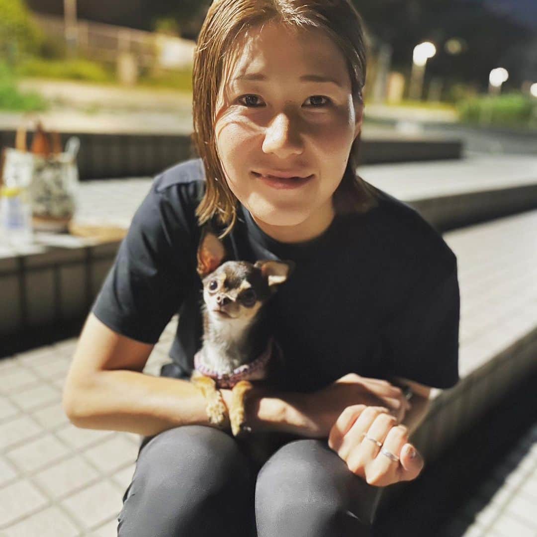山根恵里奈のインスタグラム：「ちびっ子たち🐶 ✖︎ 大型人間🧌  ここ最近 みんなのお家のわんちゃんたちに 遊んでもらって癒されております😚  あざとボーイたちばっかりで おばさん振り回されっぱなしですが 可愛いすぎるので むしろ振り回してくれてありがとうです😂  次はいつ遊んでもらえるかなー🥳笑笑」