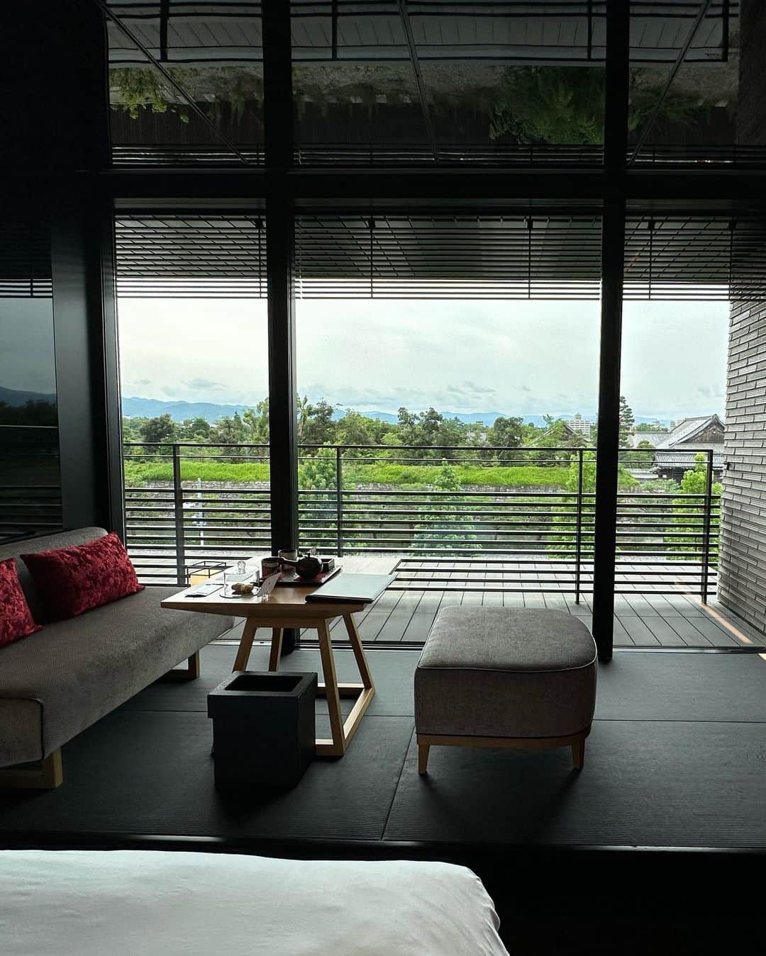 endoyukako さんのインスタグラム写真 - (endoyukako Instagram)「#おすすめ宿シリーズ  京都 @garrya_nijo_castle_kyoto  . . 世界遺産  #二条城 の南隣に位置する 全25室のラグジュアリーホテル  #ギャリア二条城京都 ✨ とにかく景観が素晴らしい大人ホテルで 落ち着いたシックな雰囲気が素敵な場所でした。 . ウェルビーイングをテーマにした 空間作りや、 お野菜中心のヘルシーな食事に癒される 贅沢な時間を堪能☺️💓 京都駅からのアクセスもよく、 観光にもピッタリな場所で ウェルカムドリンクなどのおもてなしもあり リッチな気分で楽しめる素敵な場所☺️ . 二条城はちょうど去年の夏に 母と京都に行った時 訪れた場所だったのですが 行くと感動するから1度はぜひ行って欲しい！ . お食事と素敵な景観 建築が楽しめる素敵宿でした。 緑が綺麗でさ、ほんとに癒されましたの。 緑がだいすきー！！ . .  #ゆかフェ京都 京都のおすすめまとめてます . . ご飯と一緒に映り込んでいるのは @american_dog03 くんですかわいい🐶笑 ============ 𝗉𝗅𝖾𝖺𝗌𝖾 𝖿𝗈𝗅𝗅𝗈𝗐 𝗆𝖾 @123kirin  お酒・おでかけ情報中心に 毎日22時頃更新してます♥ ============  . #京都観光  #京都旅行  #京都グルメ  #京都カフェ  #kyotocafe  #kyototrip  #kyotojapan  #kyotofood #hideout  #ばえホテル#京都ホテル  #京都旅  #女子旅 #旅スタグラム  #カップル旅行  #garryanijocastlekyoto  #ご褒美旅行  #バンヤンツリー  #banyantree  #二条城グルメ  #二条城カフェ  #二条城」7月22日 21時06分 - 123kirin