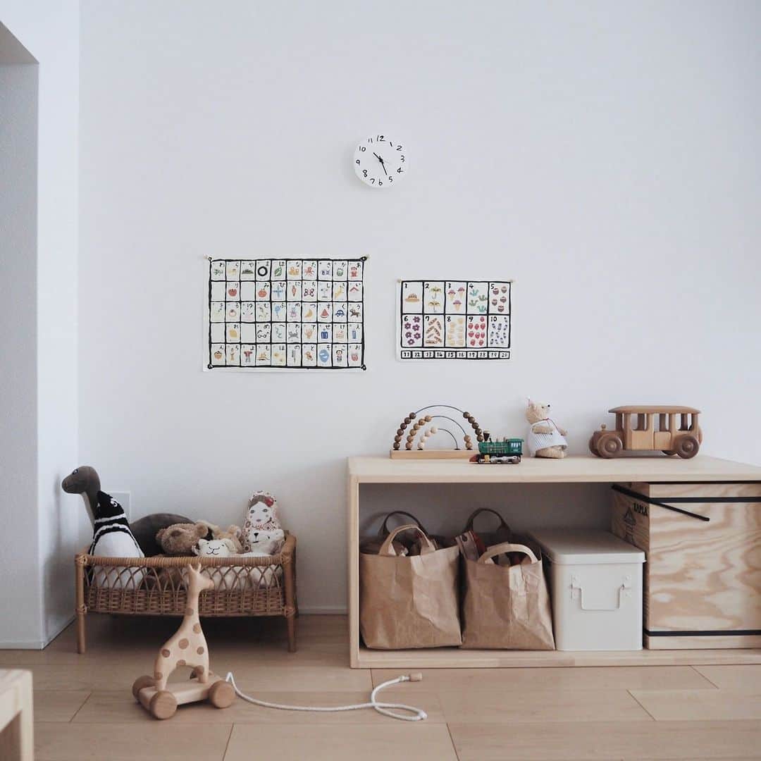 ムクリ［mukuri］さんのインスタグラム写真 - (ムクリ［mukuri］Instagram)「ライフスタイルに合わせて変化していく。大人も子どもも楽しめるキッズスペース〜子育てがしやすいシンプルな家（eim.oo___さん）  シンプルなリビングの中に ゆるくつながった minaさんのおうちのキッズスペース。  ウィリアムモリスの壁紙が引き立ち 子ども用の家具やおもちゃたちが並んだ かわいい空間に癒されます。  階段下を上手く利用し ほどよくゾーニングしたことで 隠れ家っぽさとリビングもすっきり 快適さのある空間に。  将来を見据えて、いずれ違った使い方も できるような設計と工夫も 凝らされていました。  親子で楽しめるキッズスペースを ぜひご覧くださいね♩  @eim.oo___ さんありがとうございました！  （編集:maki）  ▶詳細はプロフィールのURLよりご覧ください プロフィールはこちらから @mukuri_official ・  –––––––––––––––––– ムクリ公式アカウントでは くらしの中にある"好き"や"コダワリ"を毎日お届け。  インテリア、整理収納から家づくりなど 日常で参考になる情報から サラッと読める短編コラムまで ご紹介していますのでフォローしてぜひご覧ください。 ▶︎ @mukuri_official ・  「 #ムクリ 」のタグもいつも楽しく拝見しています☺️  オリジナルブランドは @daily_mukuri  くらしの中にあったらいいいな、 そんな商品を企画・制作、集めています。 ––––––––––––––––––  #こども部屋#子供部屋#kidsspace#マイホーム#マイホームアカウント#注文住宅#マイホーム計画#丸テーブル#キッチンハウス#くらしの編集#ムクリ」7月22日 21時06分 - mukuri_official