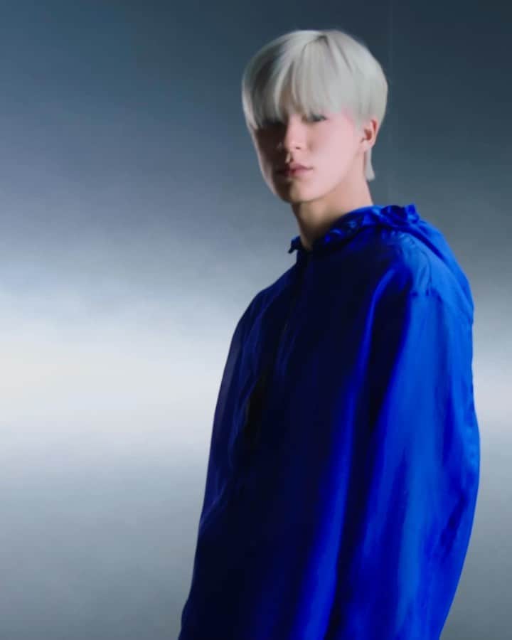 サルヴァトーレ・フェラガモのインスタグラム：「WATCH JENO LEE (@leejen_o_423) SHOWCASING KEY PIECES FROM THE #FERRAGAMOPF23 COLLECTION BY @_maximiliandavis_. DISCOVER ALL THE LOOKS AT THE LINK IN THE STORY. #JENOXFERRAGAMO」