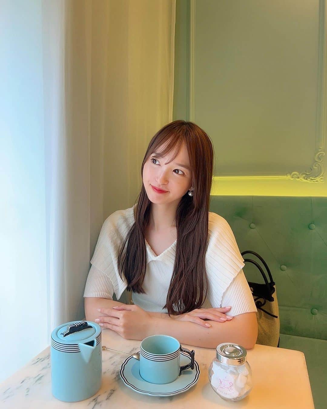 あかねぴのインスタグラム：「. ⁡ Salon De Louis 🧁🎀 ⁡ 土曜の表参道でカフェ難民になると思ったら ちょうど空いてて、助かった日〜🥺♡ ⁡ 1か月前くらいに @ai_beauty_clinic で HIFUとボトックスをやってきたんだけど ちょっと効果が出たかも、、？✨ 体重は痩せてないと思うんだけど 顔がシュッとした感じがする☺️🫧 ⁡ 定期的に美容医療の力を借りるのは大事だね🤝🏻笑  @ozaki_aibeautyclinic 先生 ありがとうございました☺️✨ ⁡ ⁡ #AIBeautyClinic #エーアイ美容クリニック #エーアイ美容クリニック池袋 #美容 #美容外科 #美容医療 #美容クリニック #整形 #美容整形 #ハイフ #ボトックス #HIFU」