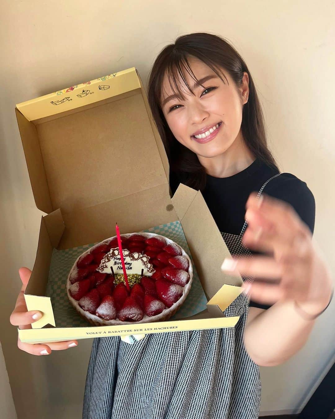渋谷凪咲のインスタグラム：「本日の撮影終わりにまさかの！  1ヶ月早足の、 お誕生日ケーキ頂きました〜🎂✨笑  早足すぎて私もびっくりしちゃいました！笑 だって私のお誕生日は8月25日なんです！笑  なのでもちろん、今年1番乗りケーキでした🏄‍♀️🌊笑  そしてタイミングはいつであろうと、 お祝いして頂けるってやっぱり とっても嬉しいものですね〜🥰 ありがとうございました！  そして本日の撮影は本当に本当に、 とってもとっても楽しくって、 皆さんに早く早くご報告したいけど、 まだ絶対絶対言っちゃいけないんです🫢笑  なので、皆さん♡  お知らせまで、もう少し待っていて下さいねっ😉笑  #情報解禁香らせ投稿 #お誕生日も香らせ #わくわく♡」