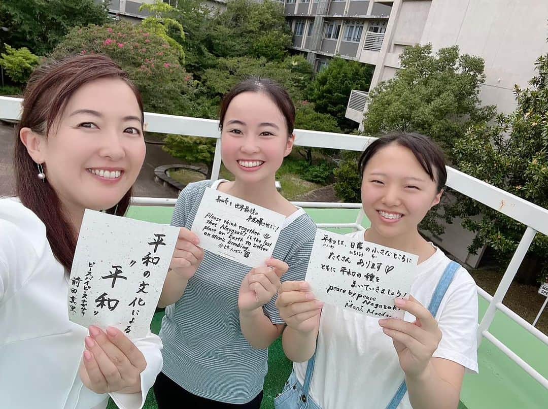 前田真里のインスタグラム：「午後は、長崎大学でナガサキ・ユース代表団の お二人が撮影してくださいました‼️🎥  オーストラリアのウィーンで開かれる国際会議:  NPT再検討会議準備委員会の会議期間中に  WRITING PEACE〜UNITING PEOPLE THROUGH NAGASAKI AND JAPANESE CALLIGRAPHY〜という サイドイベントをされるそうです。  そこで市内で撮影されたインタビュー動画や 平和メッセージを流すそうです。  ナガサキの皆さんの声、会場の皆さんに 伝わりますように🍀  ありがとうございました。  やさしく まっすぐな目に 心洗われるひとときでした🕊  お気をつけて〜！✈️」