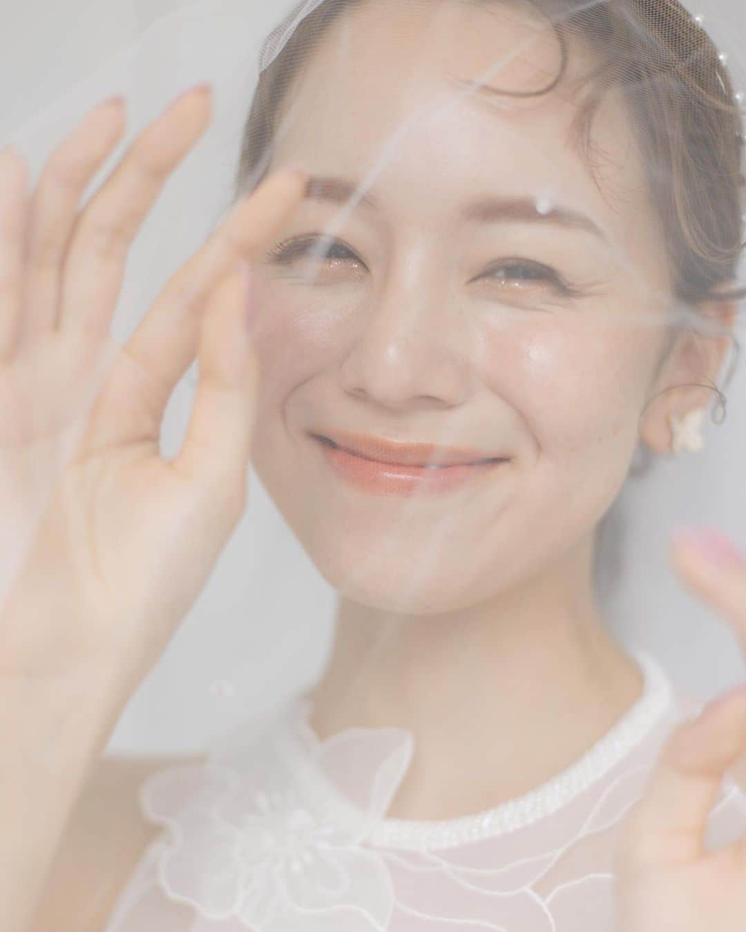 のインスタグラム：「新しくオープンした 韓国ウェディングドレスがとっても可愛いドレスサロンさんの撮影でした💐  まだまだ素敵な写真あるので 何回かに分けて投稿しよ〜♡  #ブライダルモデル#フリーランスモデル#プレ花嫁#ウェディング#洋装前撮り #結婚式コーデ #結婚式準備 #ウェディングドレス #ウェディングフォト #フォトウエディング #カラードレス#ブライダルメイク #ブライダルヘア#韓国ウェディング#韓国ウェディングドレス」