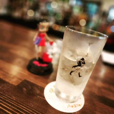 風麻のインスタグラム：「【ふらっと備忘録】07 Cafe&Bar Forza！(ふぉるつぁ!) 大阪府大阪市中央区東心斎橋１丁目４−３０ 070-9092-9740  https://g.co/kgs/UaF9Nq  知り合いのお店がグランドオープンしたので、取り急ぎ寄ってきました！ドリンクがお安いし、こだわりがあり美味しいです。  何より店主さんが爽やかで素敵な人です😄👍  バーであまり見ないお酒などもお安く飲めるので、日替わりハイボールはかかせない。 サングリアも美味しかったです😄  お昼から空いていてランチも素敵。 短い時間しか居れませんでしたが、今度はフードを食べたいです。  隣の席の方のフードがどれもめちゃめちゃ美味しそうだったので！ホントに！食べに行こう！ 第2弾載せます。  ミナミ、長堀の穴場です。 近い方、通られた方は是非。 隠れ家にできる2階もあり、喫煙可能です。  #ふらっと備忘録 #cafebarforza #ふぉるつぁ #長堀橋駅 #東心斎橋 #レストラン #ランチ #ランチ巡り  #バー #bar  #bar時間 #ミナミバー #店主さんが素敵 #MEO対策 #関係ない #備忘録 #むらかみ #風麻」