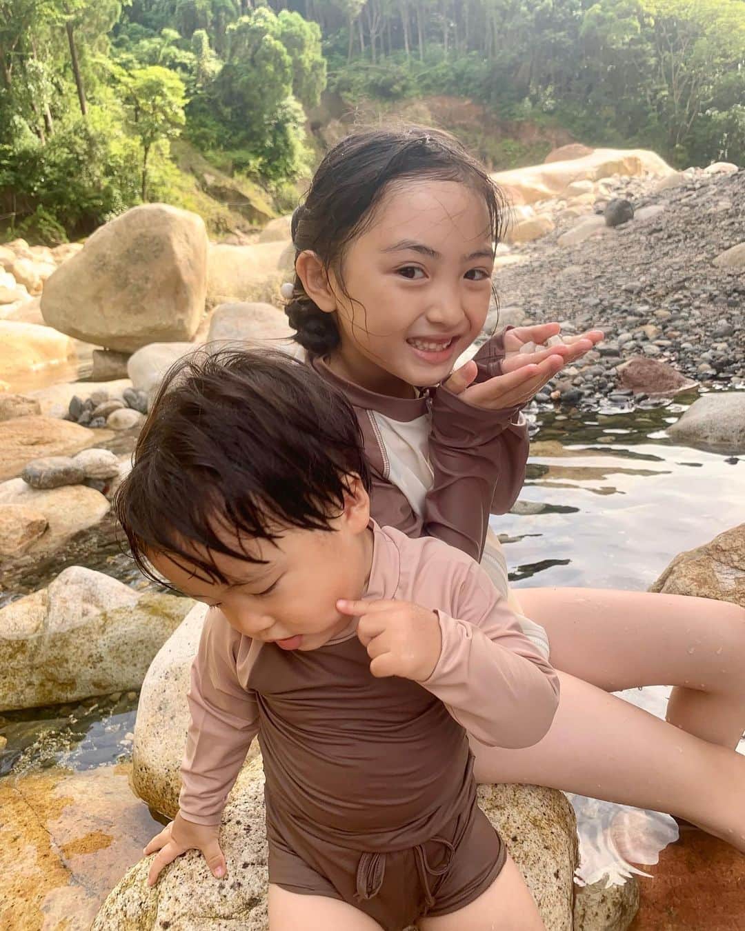 satomiのインスタグラム：「🏞👙  夏休みスタート🤍🤍  じいじばあば、いとこたちと コテージに泊まって 川あそびしたり、バーベキューしたり 夜は花火もしたよ☺️🫶🏻  マシュマロを焼いたり 楽しかったね〜❤️❤️  ふうとは去年ギャン泣きで 水遊びできなかったけど 今年は楽しく遊べそうです🤭🤍  #7歳 #1歳7ヶ月 #生後19ヶ月 #令和3年ベビー #6歳差 #6歳差姉弟 #姉弟 #小学生 #小学2年生 #小2 #夏休み #川 #川遊び」