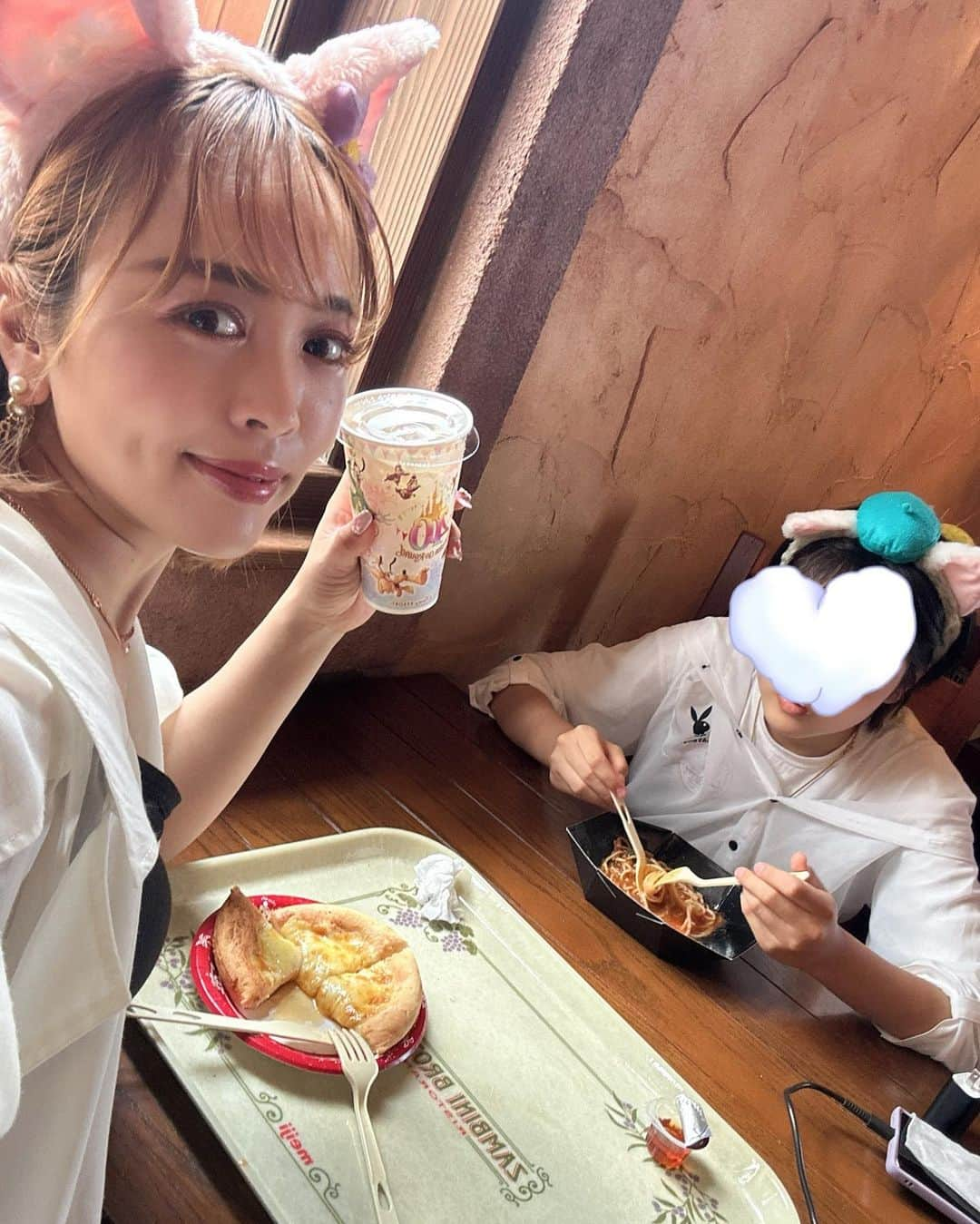 板橋瑠美さんのインスタグラム写真 - (板橋瑠美Instagram)「Birthday sea❤︎  たくさんのお祝いコメント本当にありがとうございました💓  おかげさまで親子共々元気に幸せにすごせてます^ ^  二人三脚だけど周りの家族や友達に助けられて、本当に支えられここまで来れました❤︎  大人になった娘とは、2人では久しぶりでしたが、 本当お姉さんになった！！  友達とSea来たみたいに楽しすぎた💓ꉂ笑꒱  小さい時、小2.小5の誕生日にお祝いディズニーしにきてる思い出の写真を並べてみます^ ^  なんだか考え深いです💓  たくさんDisney来てるけど、2人でDisneyくるのが1番思い出があります^ ^  また改めてゆっくりアップしまーす^ ^  15歳おめでとう💓」7月22日 21時23分 - rumi_official_0616