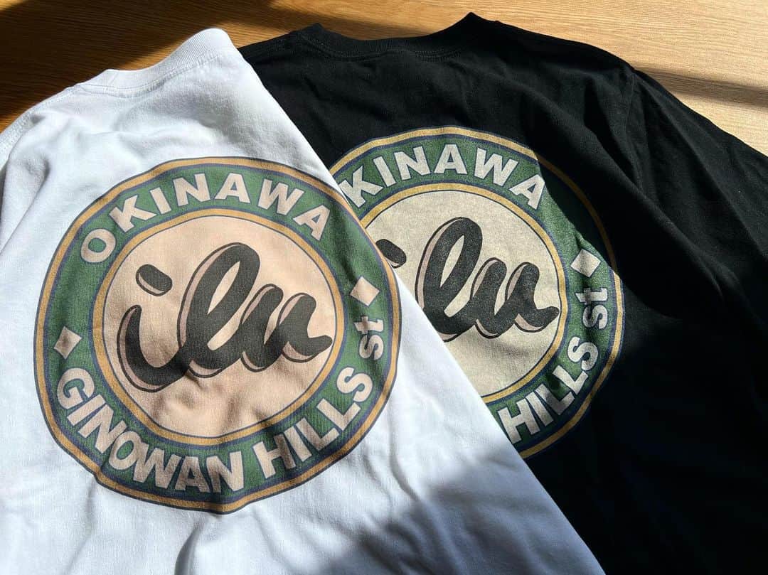 original brand 【ilu098】のインスタグラム：「《ヴィンテージアイル》シリーズ最新作！ 新たな色合いとなり、更に可愛い♫ 白と黒。どっちにしようかな♫ サイズ: S M L XL  販売: 店舗 2/23 11時 Web 2/23 19時  #ilu098 #半袖tシャツ #沖縄tシャツ #tシャツ」