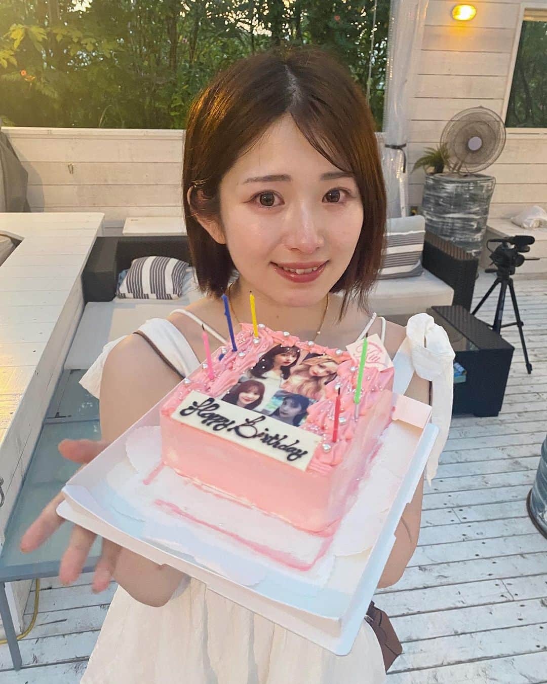 青木菜花のインスタグラム：「⁡ ⁡ お仕事復帰してから 本当に沢山のメッセージを頂いていて それって凄く有難いことだなって思うし 本当に嬉しいことだなぁ😢 ⁡ 私にはすっごく励みになっているから ありがとうっていう気持ちを伝えたかった…！😖 ⁡ 本当にありがとうございます(>_<) ⁡ 自分が思っているよりも 同じ境遇の人って多いんだなー っていうことにも気付けて、 同じように辛い経験をした人達の気持ちも 本当に痛いほどよくわかるから 共感する部分が沢山あるな…😢 ⁡ 本当に暖かくて優しい人ばかりで 読んでてまた涙が出ちゃうこともあるんだけど、、、 これまでも沢山泣いてここまできたし まだ私の涙は枯れないのかー！😂って思うけど もう沢山泣いてもいいんだ！！！笑 ⁡ 前ほどは泣かなくなったし！！！！😤 ⁡ でもそのくらい私には 大好きで大切な人だったからね 言葉にすると薄っぺらいなーって思うくらい😂笑 ⁡ まだ私は、24年しか生きてないけど はじめて人を心から好きになって 愛を知れたのもかじくんでした😂💓笑 ⁡ いろんなことを教えてもらったかな。 それに学んだことも沢山あったかな。 ⁡ だからほんっとに仕方ない笑笑 やっぱり凄く凄く悲しいし寂しいよ。 わーーまた悲しくなってくるけど本当大丈夫だからね！！！！！😂😂 ⁡ でも泣くことって悪いことじゃないと思ってるし 思い出したり泣くことで免疫になってると思うんだ😌 ⁡ それも大切なことで そうしてまた少し強くなれる気がしてる😂 ⁡ ⁡ 最初の頃は公園に行くことも凄く凄く辛くて そのときの私にはまだ "お父さんとお母さん"っていうのが 眩しく見えてしまったり、会いたいな。 って思い出しちゃったり…🥲 ⁡ けどそれも今ではよかったなって思っていて だんだん免疫つけて、 公園も今ではへっちゃらだよー！！！！笑 あんなに公園に行くことが辛かったのに ほんと少しずつでも強くなっているなーって ふと思うこともある😂 ⁡ そんな当たり前だったことができなくもなってたよ ⁡ でも何より外で遊ぶのが大好きな こっちゃんが、公園でお友達と 仲良く楽しそうにしてるのを見ると 本当に嬉しいし元気が出るんだ〜😭☀️ ⁡ 相変わらずこっちゃんは ずっと元気で母は安心です🤣🤍笑 元気すぎるくらい！！笑 笑顔を沢山もらってます😆💓 ⁡ ⁡ なんだろー。もう残された人達は どんなに苦しくて辛くても 少しずつ前を向いていくしかないんだよね… っていうことも学んだことなのかも この悲しい傷はこれからも消えることって ないから抱えながら上手く一緒に 向き合っていくしかないんだよね。 ⁡ だから時間がかかっても ゆっくり進んでいきたいなって思ってるよ ⁡ 今は周りの人達に甘えてしまっている部分が 沢山あるけど、支えてもらえていることに 本当に感謝しているしこの気持ちを忘れずに 支えてくれた人達を大切に強く生きていきたいな！ ⁡ 頑張ろう！頑張ろう！🔥 でもみんな優しいから 頑張らなくていいんだよって言ってくれるんだよね 頑張ろうって言葉つい使っちゃうけど、、、😂 ⁡ 今こうして私もSNSに書いてるけど 誰かに話したり気持ちを吐き出すことも 大切だと思っていて、私にも 何でもお話しできている人がいるんだけど その人に相談すると、本当に心が軽くなるし スッキリするんだー！🌼💓 ⁡ その人から免疫つけるっていうことも 大切だよってことも教えてもらったんだ😆 ⁡ 当時は苦しいなって思っていたけど 今では免疫ってこういうことかって思ってる 本当に感謝だなあ😭 ⁡ いつも味方でいてくれて、ずーっと隣で 支えてくれた人なんだ🥲✨ ⁡ でもこうしてSNSを通して共有できること 嬉しいことだなあって思ってるし パワーをもらってるよーー！😭❤️‍🔥❤️‍🔥❤️‍🔥 ⁡ 元気をくれてありがとう🌼 ⁡ 色々気持ちを書いてるうちに 気づいたら長くなってしまっていたけど この写真はこの間の撮影のときに 誕生日ケーキ、サプライズしてもらったときの写真です🎂✨ ⁡ 1年間の抱負をって言われて 24歳は今より笑顔が増えるといいな… って思っていたら、思わず涙が出てしまい パンダ目になってた🐼🤣笑 ⁡ だけど、こっちゃんもみーんないるから大丈夫！😌🤍 ⁡ ゆっく〜り進んでいこうーーーー！🌟 ⁡」