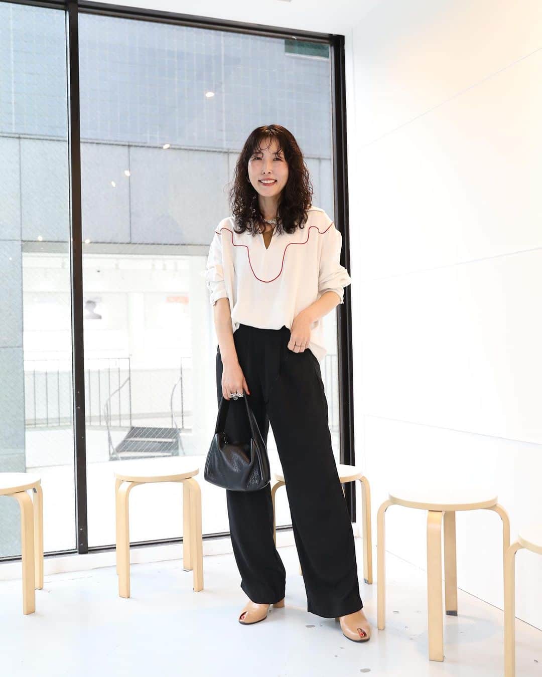 のインスタグラム：「。。。5月に遡りますぅぅ。 恒例の🤣載せようと思ってて失念してたよシリーズ。 （もーいいの、諦めていきなり思い出して古いのも載せてくよ）  @muu____official と　@bigbaby_icecream コラボのイベントの時に　@yusuketakei さんがスナップを撮ってくださいまして。 　 服は上下 @muu____official を着ていきました。☜お気に入り  ゆうすけさん、いるタイミングでお店　@6______roku にも伺えたらと思うので、是非接客お願いしますっ🫡　 　 　 この日は前々から聞きたかったBIGBABY  ICE CREAM絡みのことを直接伺えて、ビックリな情報も仕入れることができて、色々ホクホクした日でした😆🥰　 　 　 #いつかのコーデ #muu #スナップ写真  #bigbabyicecream  #パーソナルスタイリスト」
