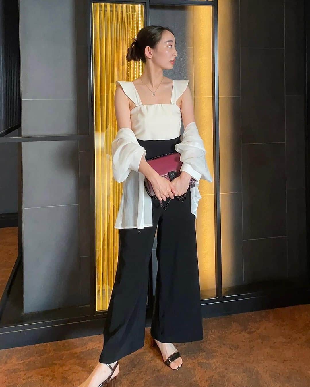 辻祐香のインスタグラム：「. 珍しい格好をしたので  珍しく格好をつけて  珍しく全身写真を撮ったら  いつも通りのこれですよ。  #何したって半目 #半目女優」