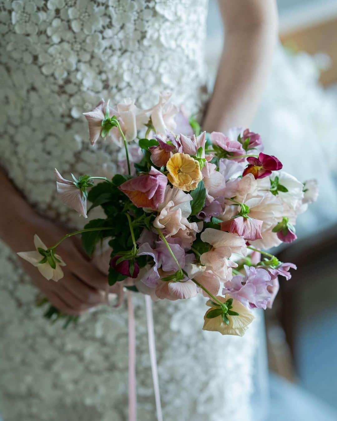 のインスタグラム：「.  Wedding Bouquet  このブーケを手掛けたのは 私たちのフラワーパートナーのひとつであるJIELI  お客様ひとりひとりのパーソナルに合わせて ご提案させていただく装花の全ては おふたりらしさが溢れるものに  ぜひ専属のフローリストと 世界に一つだけのブーケをお創りください  @oriental.hotel.kobe  @oriental.hotel.wedding  @jieli.official  @kenta.konishi  @ideagraph.jp  @r.yamashita_ig  #ohk花嫁 #weddingbouquet #weddingdress #tuxedo #ウェディングドレス #タキシード #ウェディングブーケ #居留地 #thetreatdreesing #orientalhotel #orientalhotelwedding #オリエンタルホテル #オリエンタルホテル旧居留地」