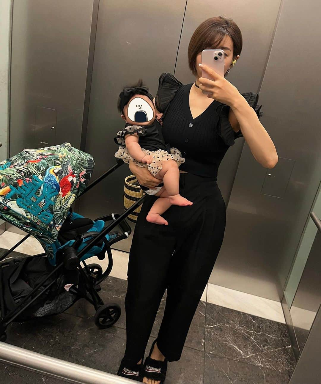 粕谷聡子さんのインスタグラム写真 - (粕谷聡子Instagram)「#ootd 今日はおにぎりちゃんと話し合って黒でおそろいにした🖤  #生後3ヶ月 #親子コーデ  #リンクコーデ #親子リンクコーデ  #おにぎりちゃんのOOTD  _____________________________________Satoko___★* #tokyo #japan #dancer #댄서 #気象予報士 #筋トレ女子 #weatherforecaster #nodancenolife #スポーツ女子 #workout #fitness #fitgirl #abs #japanese #selfie #셀카 #satokokasuya #粕谷聡子」7月22日 12時29分 - satokokasuya