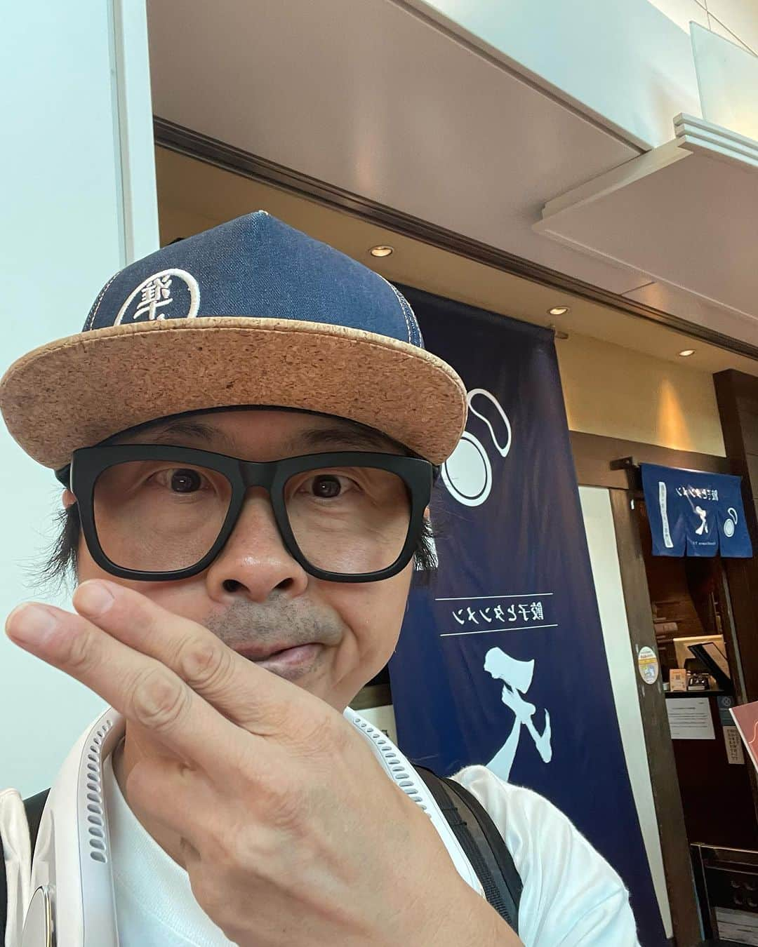 河本準一さんのインスタグラム写真 - (河本準一Instagram)「羽田空港が夏休みand土曜日andインバウンドでスズメバチの巣を叩いた時ぐらいおる。ニヤッとされるけどココにするか。 #タンメン #羽田空港 #河本準一」7月22日 12時27分 - junichi_komoto0407