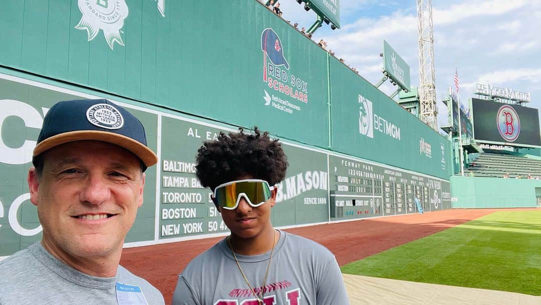 トム・ベリカのインスタグラム：「Alright Boston. Here we go #dadsonroadtrip, Pt1,  cause there’s a lot here in the oldest stadium in the country. Got to go behind the scoreboard:)Thanks to #ColinBurch @therealmikeomalley #AllyceNajimy @redsox. Appreciate the #Boston love. Incredible atmosphere until the rain came in the 4th, postponing the game. Regardless, special place. @fenwaypark.  Pt2 coming up…」