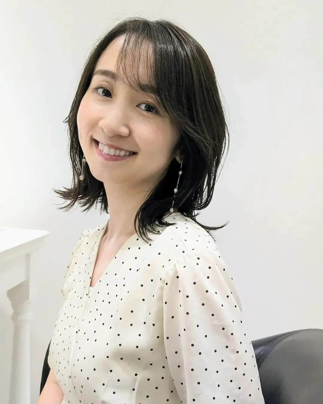 小野恵美さんのインスタグラム写真 - (小野恵美Instagram)「NEW Hair🤍🤍🤍 夏休み到来ということでバッサリ切りました✨  色はお任せで、透明感ある落ち着いたカラーにしていただきました🫧  いつもありがとうございます😌 @yuka.o_air  @yuka_o_ginza   #ヘアカット #美容院 #ミディアムヘア #くびれヘア #hair #hairstyle #haircut #銀座美容室 #ミディアムボブ #ママ #ママ美容 #30代ヘアスタイル #ヘアスタイル  #LEEキャラクター」7月22日 12時32分 - onoemi_official