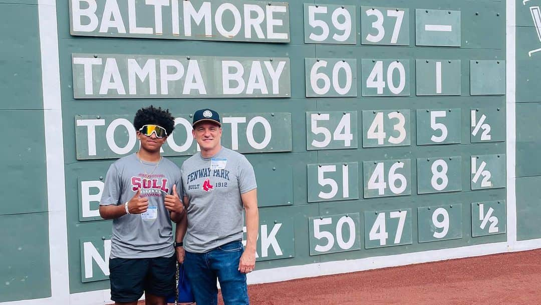 トム・ベリカさんのインスタグラム写真 - (トム・ベリカInstagram)「Alright Boston. Here we go #dadsonroadtrip, Pt1,  cause there’s a lot here in the oldest stadium in the country. Got to go behind the scoreboard:)Thanks to #ColinBurch @therealmikeomalley #AllyceNajimy @redsox. Appreciate the #Boston love. Incredible atmosphere until the rain came in the 4th, postponing the game. Regardless, special place. @fenwaypark.  Pt2 coming up…」7月22日 12時37分 - tomverica