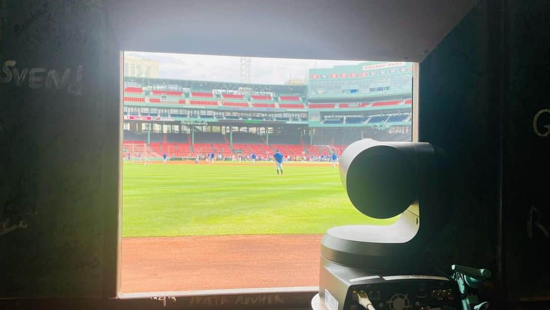 トム・ベリカさんのインスタグラム写真 - (トム・ベリカInstagram)「Alright Boston. Here we go #dadsonroadtrip, Pt1,  cause there’s a lot here in the oldest stadium in the country. Got to go behind the scoreboard:)Thanks to #ColinBurch @therealmikeomalley #AllyceNajimy @redsox. Appreciate the #Boston love. Incredible atmosphere until the rain came in the 4th, postponing the game. Regardless, special place. @fenwaypark.  Pt2 coming up…」7月22日 12時37分 - tomverica