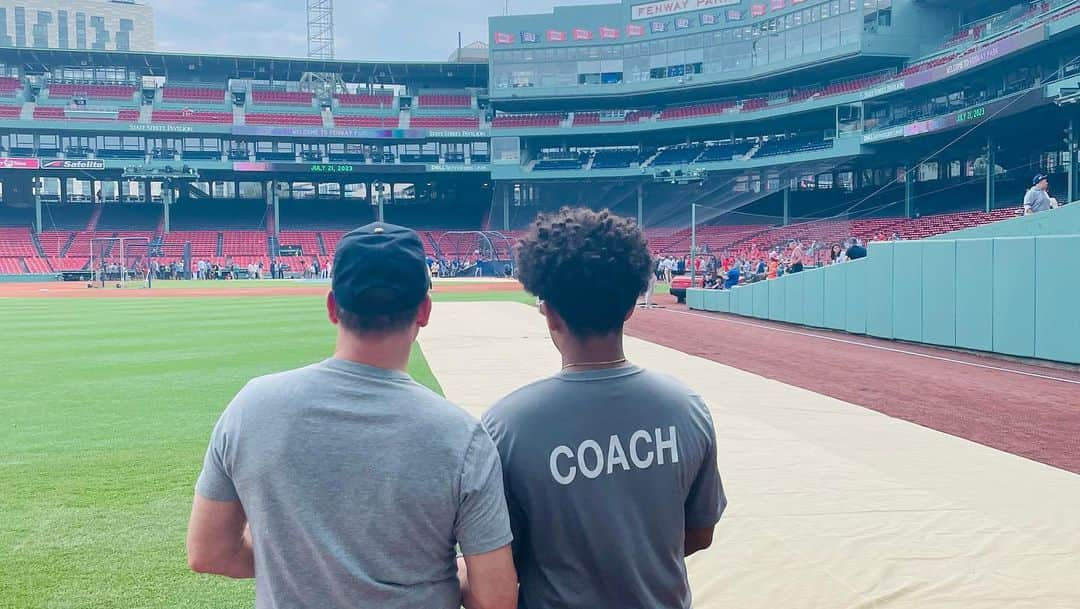 トム・ベリカさんのインスタグラム写真 - (トム・ベリカInstagram)「Alright Boston. Here we go #dadsonroadtrip, Pt1,  cause there’s a lot here in the oldest stadium in the country. Got to go behind the scoreboard:)Thanks to #ColinBurch @therealmikeomalley #AllyceNajimy @redsox. Appreciate the #Boston love. Incredible atmosphere until the rain came in the 4th, postponing the game. Regardless, special place. @fenwaypark.  Pt2 coming up…」7月22日 12時37分 - tomverica