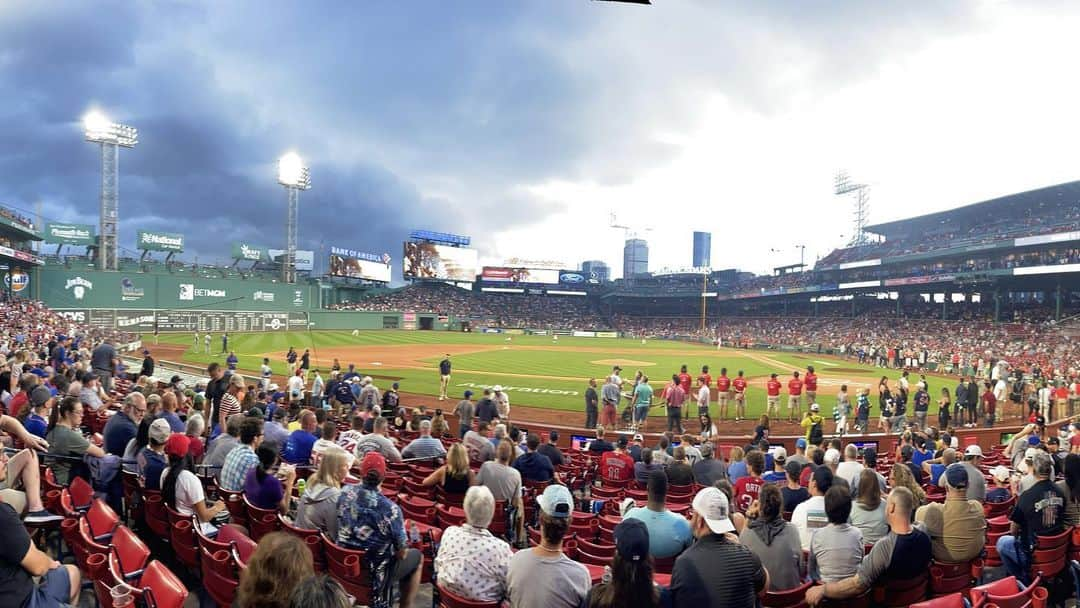 トム・ベリカさんのインスタグラム写真 - (トム・ベリカInstagram)「Alright Boston. Here we go #dadsonroadtrip, Pt1,  cause there’s a lot here in the oldest stadium in the country. Got to go behind the scoreboard:)Thanks to #ColinBurch @therealmikeomalley #AllyceNajimy @redsox. Appreciate the #Boston love. Incredible atmosphere until the rain came in the 4th, postponing the game. Regardless, special place. @fenwaypark.  Pt2 coming up…」7月22日 12時37分 - tomverica