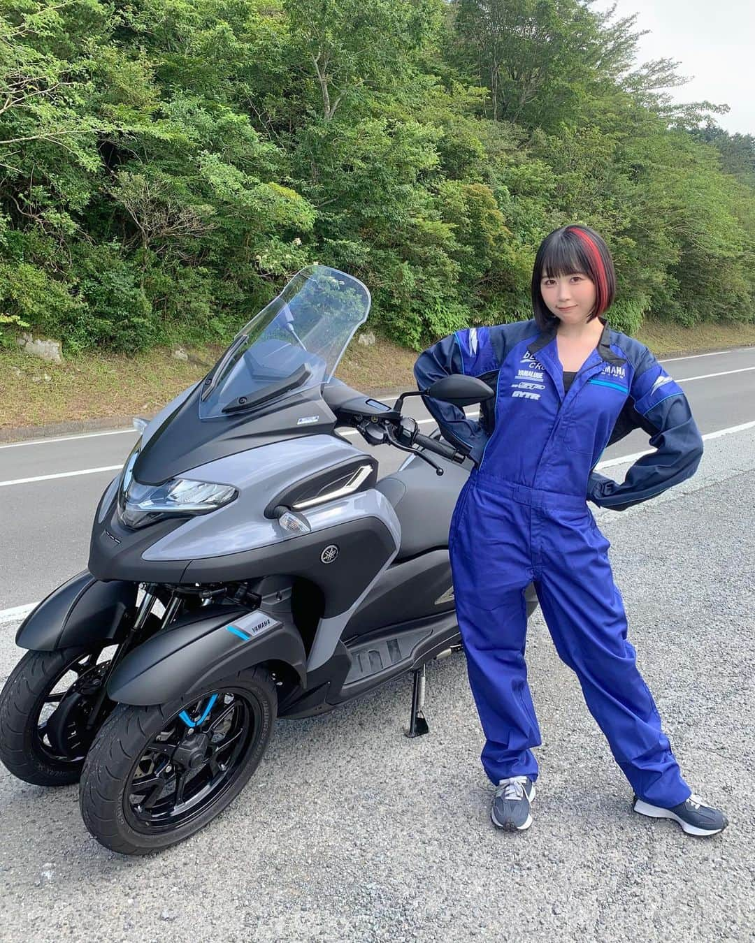 夜道雪のインスタグラム：「YAMAHA トリシティカフェに参上‼️  レースメカニック夜道雪✨  #写真好きな人と繋がりたい #ポートレート #声優 #youtuber #ファインダー越しの私の世界 #ポートレート女子 #オフショット  #バイク女子 #バイク好きな人と繋がりたい #バイク #ライダー #バイク乗りと繋がりたい #トリシティ #トリシティ300 #yamaha #ヤマハ #バイクのニュース #メカニック #レース」