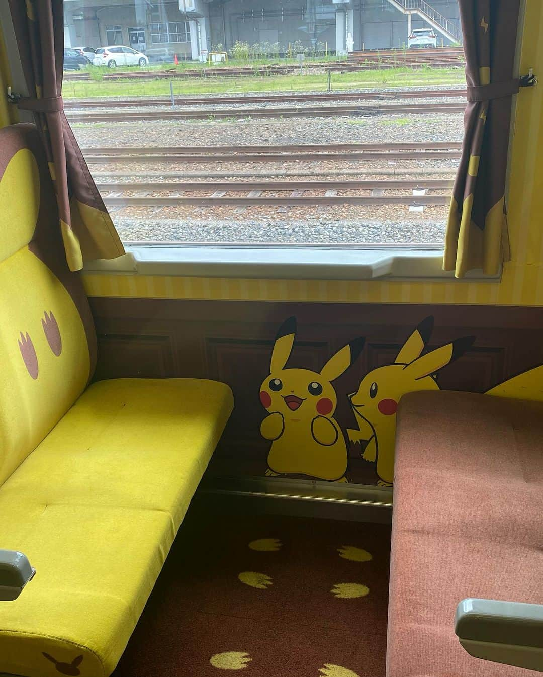 鈴木柚里絵さんのインスタグラム写真 - (鈴木柚里絵Instagram)「Pikachu train #ピカチュウトレイン #ピカチュウ  #気仙沼 #一ノ関 #pikachu #ポケモントレイン #pokemon #pokemontrain #pokèmon」7月22日 12時42分 - yuriehiyoko